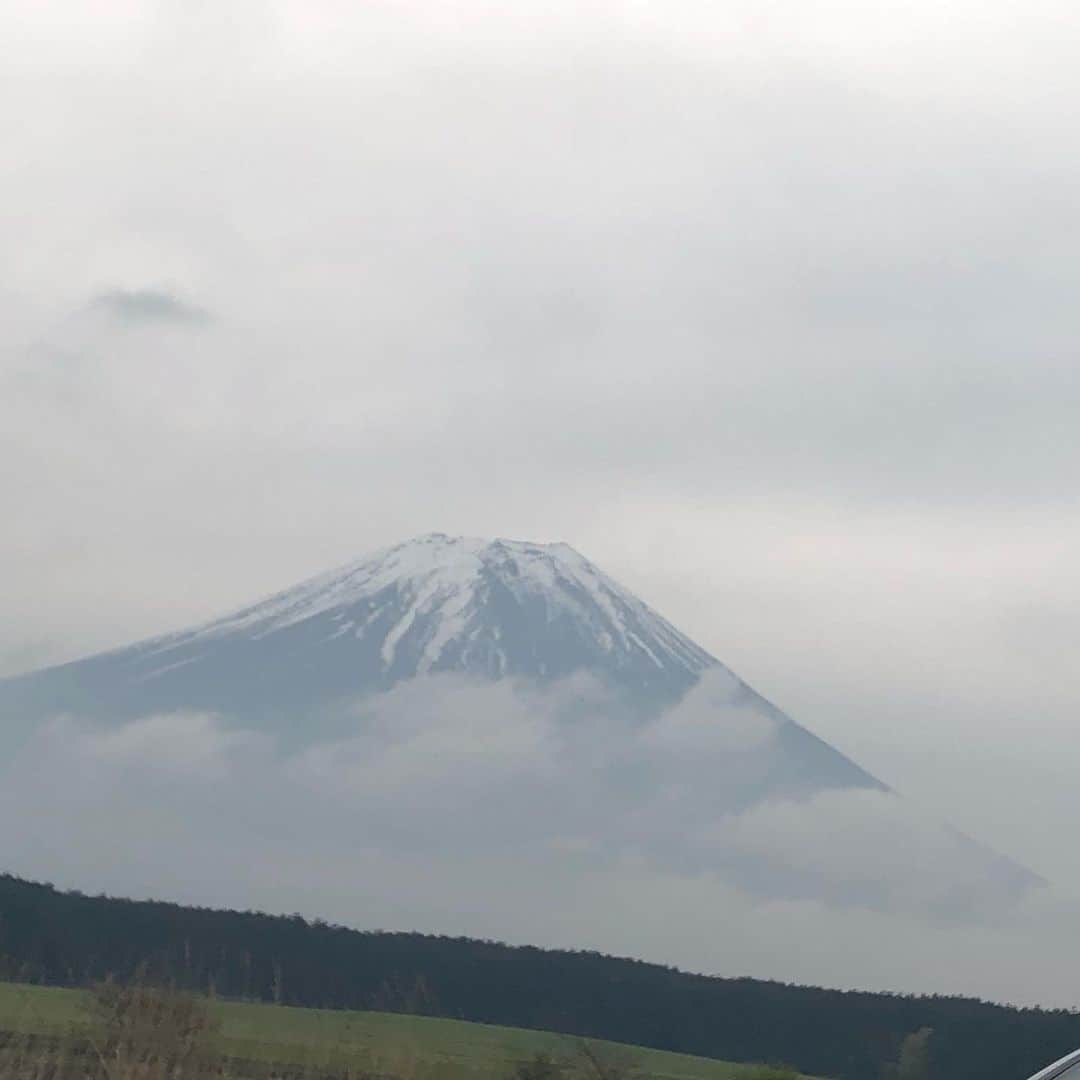 ヒロシさんのインスタグラム写真 - (ヒロシInstagram)「特に好きな訳ではないけど。一応、富士山見たら撮るわね。  #GO OUT」4月25日 8時51分 - hiroshidesu.official