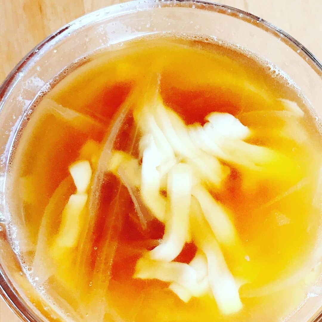 井上真帆さんのインスタグラム写真 - (井上真帆Instagram)「きょうの#美腸おめざ   #玉ねぎのスープストック  は、美腸おめざのつよい味方。  けさは  #わかめ　#すりごま をくわえて。  こどもには #とろけるチーズ をいれてあげると よろこびます♡  お味は ほんの少しの#お醤油 だけ。  アレンジによって さっぱりにも　濃厚にも  #スパイス #発酵調味料 で 味変も得意です。  主人は このスープストックでつくる #オニオングラタンスープ  は  コンソメやマギーブイヨンを 使っていると 思っていたようですが、、、  使ってません♡  お醤油だけ、です♡  〈玉ねぎのスープストック〉  玉ねぎ　2個　薄切り 塩　ひとつまみ お醤油　お好みの分量  1.鍋に大さじ2の水、玉ねぎ、塩ひとつまみを入れて、蓋をして　玉ねぎの甘い香りがするまで弱火にかける  2.少しずつ水を足し　コトコト優しい振動をあたえながら　お鍋8分目くらいになるまで　水足し＆コトコトを繰り返す  3.最後に味を整える  コトコト振動を与える時間に 身支度したり 家事をしたり  別のことをしているうちに 出来上がります＾＾♡」4月25日 8時54分 - mahoinoue_powerofvoice