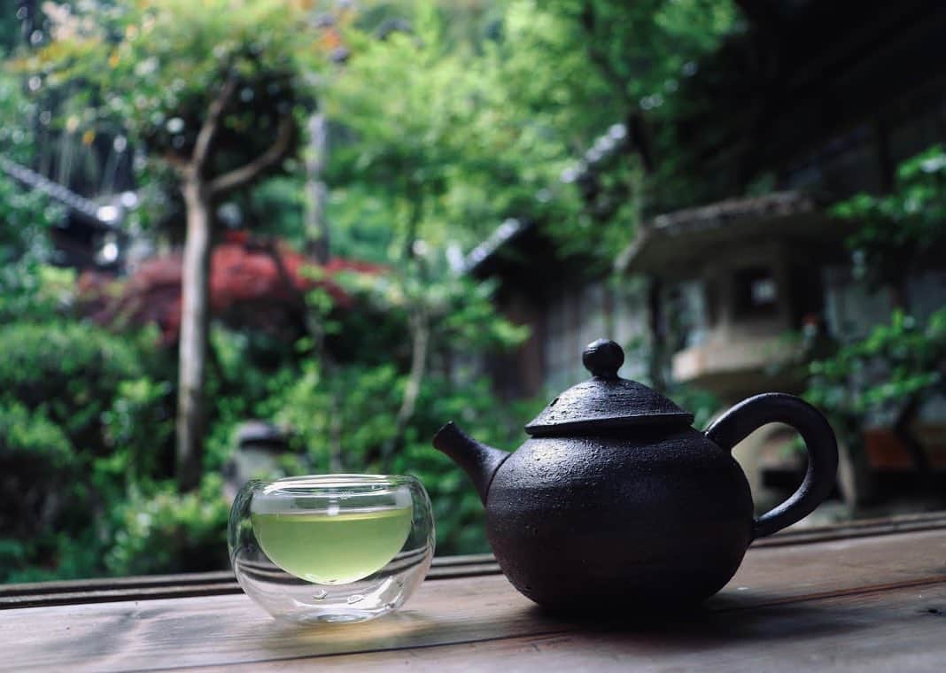 宇井愛美のインスタグラム：「こちらもコラボ販売🍵 . .  緑茶発祥の地 . 京都府宇治田原で150余年続く老舗御茶屋 . "龍雲園" . 甘くて香りが深いとても美味しいお茶です🍵 . コーヒーがあまり飲めない私的には美味しいお茶に出会えて嬉しい😊💕 . . . . . . . . . .  #Repost @yuki_nakaki with @make_repost ・・・ .﻿ ﻿ @ceueu.japan  ﻿ @ery_ko_gardenparty  ﻿ popup in Nagano﻿ ﻿ 4/25sun 12:00 open﻿ ﻿ テーマは繋がる﻿ ﻿ ファッション、スポーツを通じて﻿ 確かなモノをお届けします。﻿ ﻿ special collaboration﻿ ﻿ CEUEU×gardenparty×龍雲円﻿ ﻿ 煎茶水出しパック﻿ ﻿ #ceueu#セウエウ#田中順也#gardenparty#長野#fashion#ファッション#繋がる#京都#宇治田原#煎茶」
