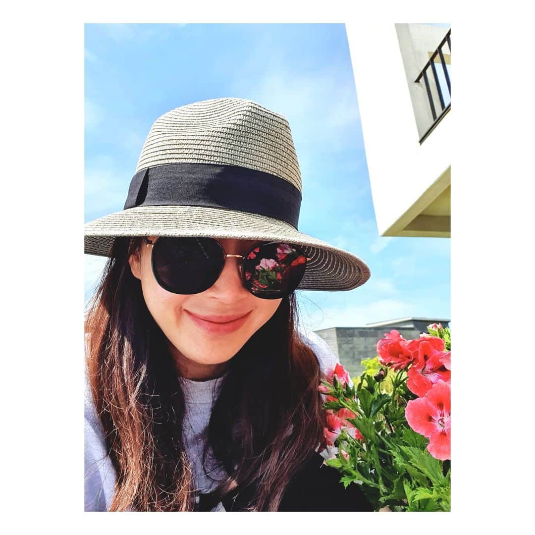 ソン・ユナのインスタグラム：「오늘 더 내일은 더더 웃는일이 많았으면 좋겠어요🤗」