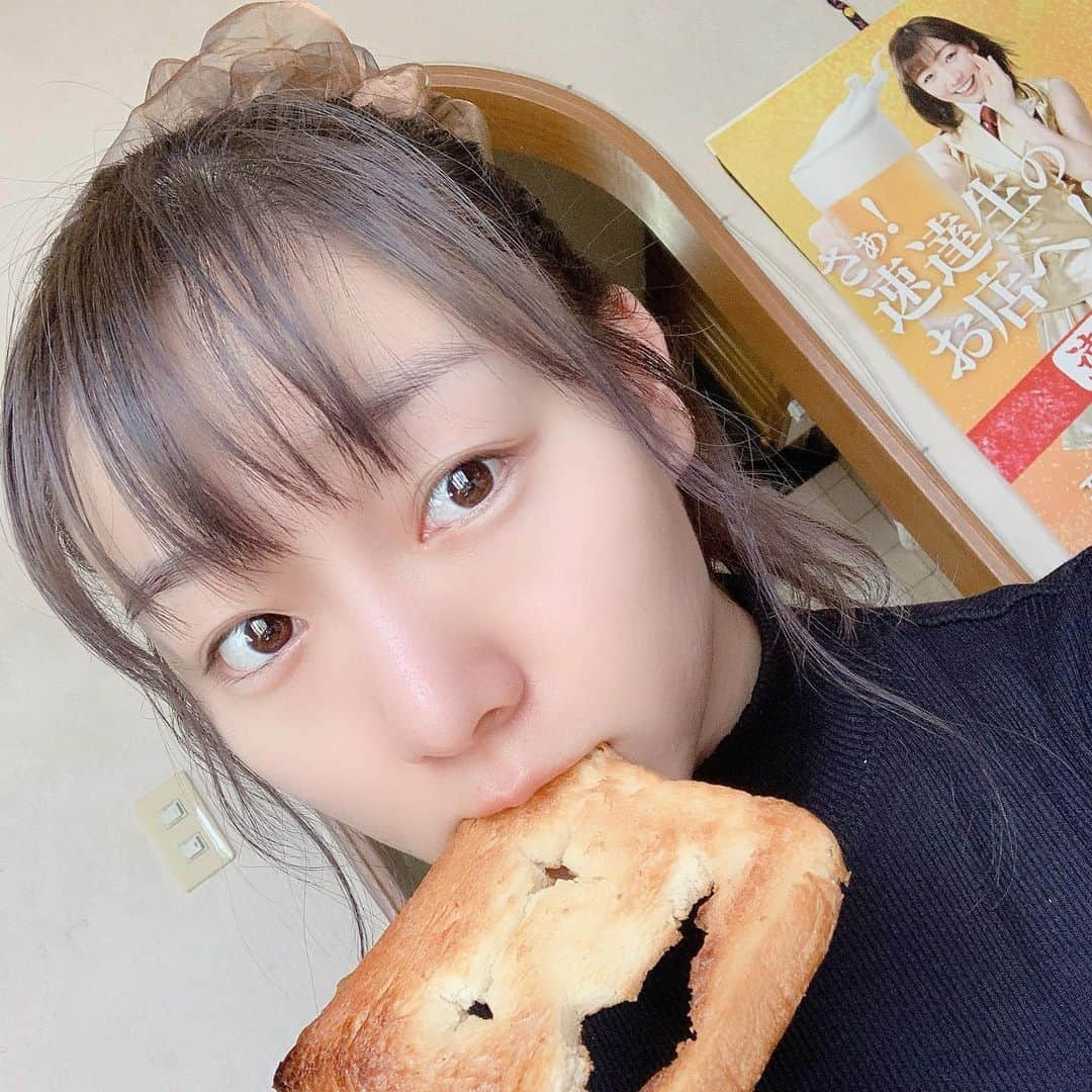 須田亜香里さんのインスタグラム写真 - (須田亜香里Instagram)「子が子なら親も親だった！ 父からいたずらの仕返しされた！ こりゃ一本取られたので私が美味しくいただきました(笑)  うちってこんな愉快な家族だったかな？って思うほど珍しいイタズラのやり合い(笑) 前回の投稿で食べ物を粗末にするなって、捨てたわけでもないのに言われて少し落ち込んでたけど、遊ぶことが問題なんじゃなくて、こうやって同じ価値観で食べ物を美味しくいただく以上の時間を共有してくれる自分の家族はやっぱり家族なんだな。と思えました。 お父さんありがとう！ （くり抜いた部分のパンって普通捨てないよね？って一応聞いたらつまんで食べるジェスチャーしててほっこり🐭）  悪戯に対して、ありがとうで返事は合ってるのか？ まあ、いいか！感謝！ いつもより更に美味しかった！  4月25日(日)は ✏️中日新聞コラム連載 【#てくてく歩いてく】 👓テレビ朝日 12:00〜 【ビートたけしの #TVタックル】 🀄️ABEMA ＆ テレビ朝日  【#熱闘Mリーグ】24:55〜 🎬【#打姫オバカミーコ】 池袋シネマロサ＆名古屋シネマスコーレで上映中  よろしくお願いいたします💓」4月25日 9時30分 - akarisuda