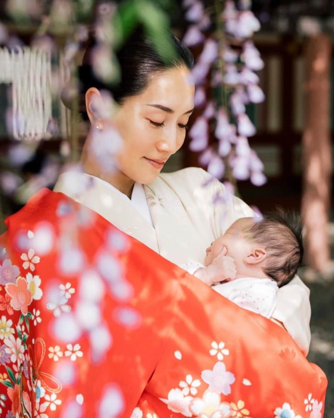 亀恭子のインスタグラム：「娘が産まれて1ヶ月。 お宮参りをしました。  家族が増えて、 より賑やかになりました。  昼間は静かで、夕方みんなが帰宅してからは実に賑々しいです。 娘はそんな環境を察しているのか、 うるさくてもとてもよく寝ます。 そして起きて泣く時はなかなかのボリュームで主張します。  三人兄弟、それぞれ既に個性があってその様子が愛おしいです。  この子達の笑顔の為に、 母さんは頑張れます❤︎  photo by @tomoya_takano  #specialthankyou   #mylove #3kids #daughter #1month #末っ子長女 #お宮参り」
