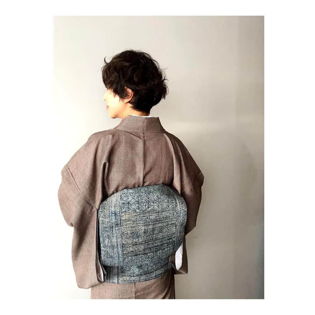 黒田知永子さんのインスタグラム写真 - (黒田知永子Instagram)「. 今日25日の @stand_fm は公私共に仲良くしているエディターの山崎陽子さんとの２回目のご気楽着物談議です。 話の中にでてくるベトナム旅行の時に購入したムン族の藍染古布を帯に仕立てたものを練習がてら結んでみました。  相変わらずの身体の硬さで、後ろに腕がまわらず帯を結ぶのが大変… ジタバタしましたよ。  stand fmのアプリからか、プロフィール欄からも聞くことができます。 「黒田知永子のchiko plus チャンネル #9」 ぜひ聞いて下さいね。  #standfm  #スタンドエフエム #黒田知永子のchikoplusチャンネル #山崎陽子 ｻﾝ @yhyamasaki  #着物を着たらどこへでも #ラジオでおしゃべり #銀座もとじ #柿渋染め紬地の江戸小紋 #黒田知永子  #chiekokuroda」4月25日 9時58分 - kuroda_chieko
