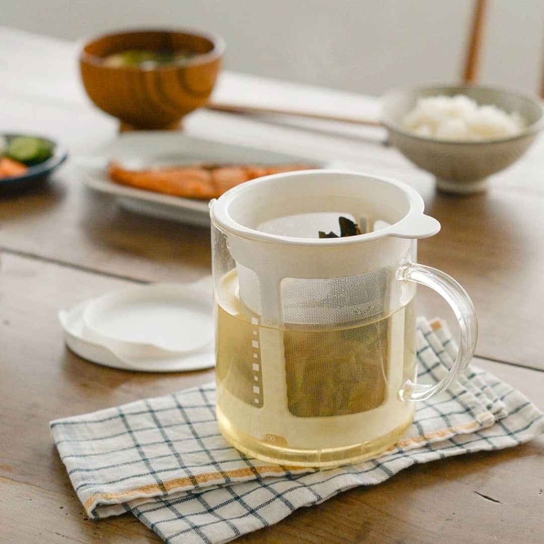 のインスタグラム：「【スタッフの愛用品】ひと手間かけた味が手軽に叶う。電子レンジでだしがとれるHARIOの「だしポット」 . - - - - - - - - - - - - ■ お客さま係 望月： . 「寒い日の朝晩、忙しい日、疲れた日、 在宅ワーク中のお昼ごはん。 スープがあれば何とかなりそう…と気づいたこの冬は、 いつになくスープの魅力にハマりました。  だし要らずで簡単に出来る手軽なレシピが大好きですが、 スープへの研究熱が高まったある日には、 突然ブイヨンをつくり始めてみたことも。  そこでの発見は、シンプルな料理だからこそ、 ほんのひと手間かけるだけで こんなに美味しくなるんだなぁということです。  でも、毎日の料理にひと手間をかけ続けるのは、 やっぱりなかなかハードルが高いのが正直なところ。  電子レンジでだしが取れる「だしポット」は、 ほんのひと手間を手軽に叶えたい 今の気分にぴったりなアイテムだと感じ、 実際に使ってみました！  コンロの前で火加減を気にしたり 布巾で濾したりする手間がないのは、 思った以上にストレスフリー。  「かつお節と昆布の合わせだし」の場合は、 昆布と水を30分〜1時間ほど浸してから かつお節を加えて、レンジで8分ほ ど加熱したらあっという間に完成！  電子レンジから取り出すと、 だしの穏やかな香りがふわ〜っと部屋中に広がり、 もうこの瞬間が最高に幸せなんです。  だしを堪能したくてシンプルに ネギと豆腐だけの味噌汁をつくったところ、家族から 「今日のお味噌汁、なんだか美味しい」と好評でした。  使い勝手の良さも、「だしを取ろう」という 気持ちを後押ししてくれています。  だしが完成したらストレーナーを引き上げるのですが、 底のミゾをポットのフチにひっかけておけば、 最後の一滴までおいしいだしが取れます。  また、引き上げたストレーナーの一時置きには、 付属の蓋が活躍してくれるんです。  目が細かいストレーナーも、 網目にこびりつくことなくスルッと洗うことができるので、 お手入れのしやすさも抜群です！  私はお手入れが大変な調理器具は 使わなくなってしまうことが多いので、 この点は大きなポイントでした。  美味しいだしがあると、こんなにも 料理時間や食卓を豊かにしてくれるんだなぁと、 使えば使うほどに「あって良かった」を 実感しているだしポット生活。  だし巻き卵、茶碗蒸し、春野菜を使った煮物。 だしを使ったたこ焼きなども、 美味しそう……と想像を膨らませながら 春を待つこの頃です」 . . ーーー 掲載のアイテムはこちら▼ ーーー  ☑️ HARIO / レンジでだしが取れる、だしポット . ※ その他、スタイリングに使用したアイテムは、 スタッフの私物になります。 - - - - - - - - - - - - - - - - - -  . ▶︎ お買いものはプロフィールのリンク 又は商品をタップして、 ご覧くださいね。→@hokuoh_kurashi ・ #kitchen#kitchendesign#kitchenware#tableware#HARIO#ハリオ#だし#出汁#だしポット#電子レンジ#料理#食卓#和食#洋食#キッチンウェア#キッチン#キッチン雑貨#シンプル#シンプルライフ#シンプルデザイン#暮らしを楽しむ#日々の暮らし#北欧#暮らし#北欧暮らしの道具店」