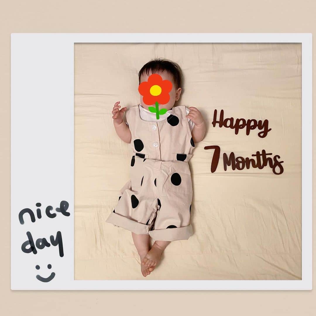 光上せあらのインスタグラム：「娘が生後7ヶ月を迎えました！！  やばいです！ねぇさん、やばいです！  6ヶ月から7ヶ月…  寝ない！！！！（声を大）  もうすごいです！  夜中に10回起きるのがアベレージになってきました。  夜泣きの一種なのかな？  ぎゃーとか、あぎーーーーー😫😫と夢でうなされながら泣いている。叫んでいる。  しかも1時間に1回とか起きてやっていまして…  旦那さんとかなりの寝不足状態に陥り 大人も精神疲労が…  一過性のものだとは思いますが、 そもそも生まれた時から3時間以上 まとまって寝る事がほぼない娘。  5．6．7ヶ月からさらにその間隔か短くなるばかり…  脳の情報処理をしているのだと、 助産師hisakoさんに教えていただきましたが、  あまりに起きすぎて、もうママ情報与えるのやめようかな？🤣とさえ…笑 （そんな与えてないけど）  いやー、 6ヶ月目の時ちょっと楽になったかな？と 思ったらここに来て夜の激起きる！問題 に悩まされるとは🤯 （ネットや本に書いてある室温、光、音、昼の過ごし方、お風呂の後にすぐ寝かしつける等はすべてやった）  でもそれと引き換えに日々 すっごいペースで成長しています！！😳✨  ズリバイは6ヶ月の半ばにデビューし ハイハイももう少しでしそう！ ズリバイよりハイハイを先にマスターしそう😳  今はハイハイの練習に余念がない。 時間あればハイハイ練習。 彼女は真面目な選手です。  さらにはつかまり立ちも 立たせて、どこか持たせたら自分で立つように！  離乳食効果なのか歯も下二本はしっかり 生えきった気がします。（写真2枚目）  今は上が生えてくるのが痒いのか すごい歯茎を触ってます。  乳首も噛みます🤯😫 あれは鼻をつまむと良いらしいが うちは笑ってダメでした🤣  離乳食ははじめて1ヶ月の時に 2回食にしました。  ゴーヤとか、パプリカとか、アシタバとか 癖のあるものも大好き。  嬉しい成長も沢山！！ マンマーと言ってる？という時多い。 マンマーと私を探したり☺️  一人で集中しておもちゃで遊んだりできるようになってきたり！  あ！ただ… チャイルドシート、ベビーカー、抱っこ紐！ これは全てNGになりました。 うちは諦めて泣き止む事がないので 2時間でも泣き続けます🙄 これらにのせると。  早くない？🙄  もうスリングか、生抱っこ。。  敏感、繊細、神経質girl、、！！ 7ヶ月にしてまた、パワーアップ🤣🤣  ここからどうなっていくのかな？🤣  あ、体重、身長は検診がなくて測れなかったー😭  #ハーフの赤ちゃん  #ハーフの女の子  #ハーフの子 #生後7ヶ月 #女の子ベビー服 #赤ちゃんのいる生活  #育児日記  #育児  #子育て  #女の子のママ  #女の子ベビー  #子育て  #ママコーデ  #出産  #出産しました  #一児の母  #赤ちゃん写真  #子育てママ #子育て日記　#年子  #年子妊娠中  #年子育児  #年子ママ #生後6ヶ月半  #生後7ヶ月ベビー　#生後7ヶ月  #生後7ヶ月女の子 #娘  #娘との時間  #赤ちゃんのいる生活  #赤ちゃんのいる暮らし #11ヶ月差年子」