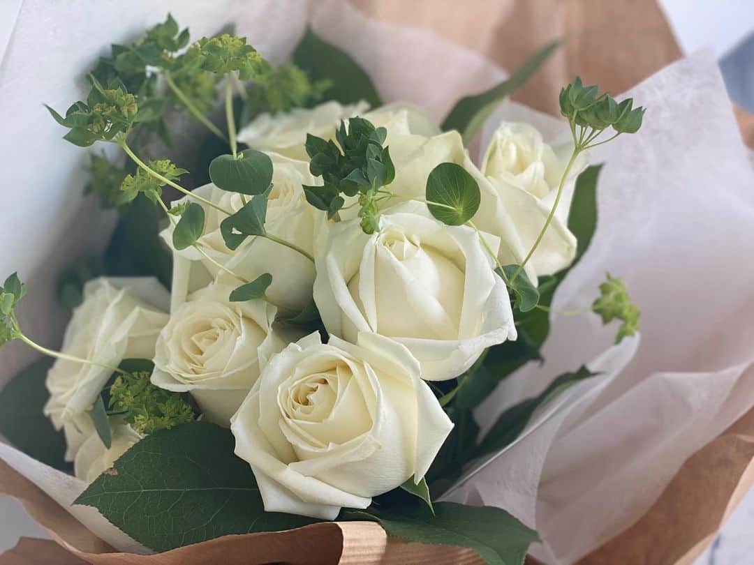 氷川きよしさんのインスタグラム写真 - (氷川きよしInstagram)「お部屋に生けるお花。 眺めてるだけで幸せを感じます❤︎  今日も自らステキな日曜日を作りましょう！  by kii  #氷川きよし #hikawakiyoshi #sunday #flower #kii #bykii #キヨラー」4月25日 10時40分 - hikawa_kiyoshi_official