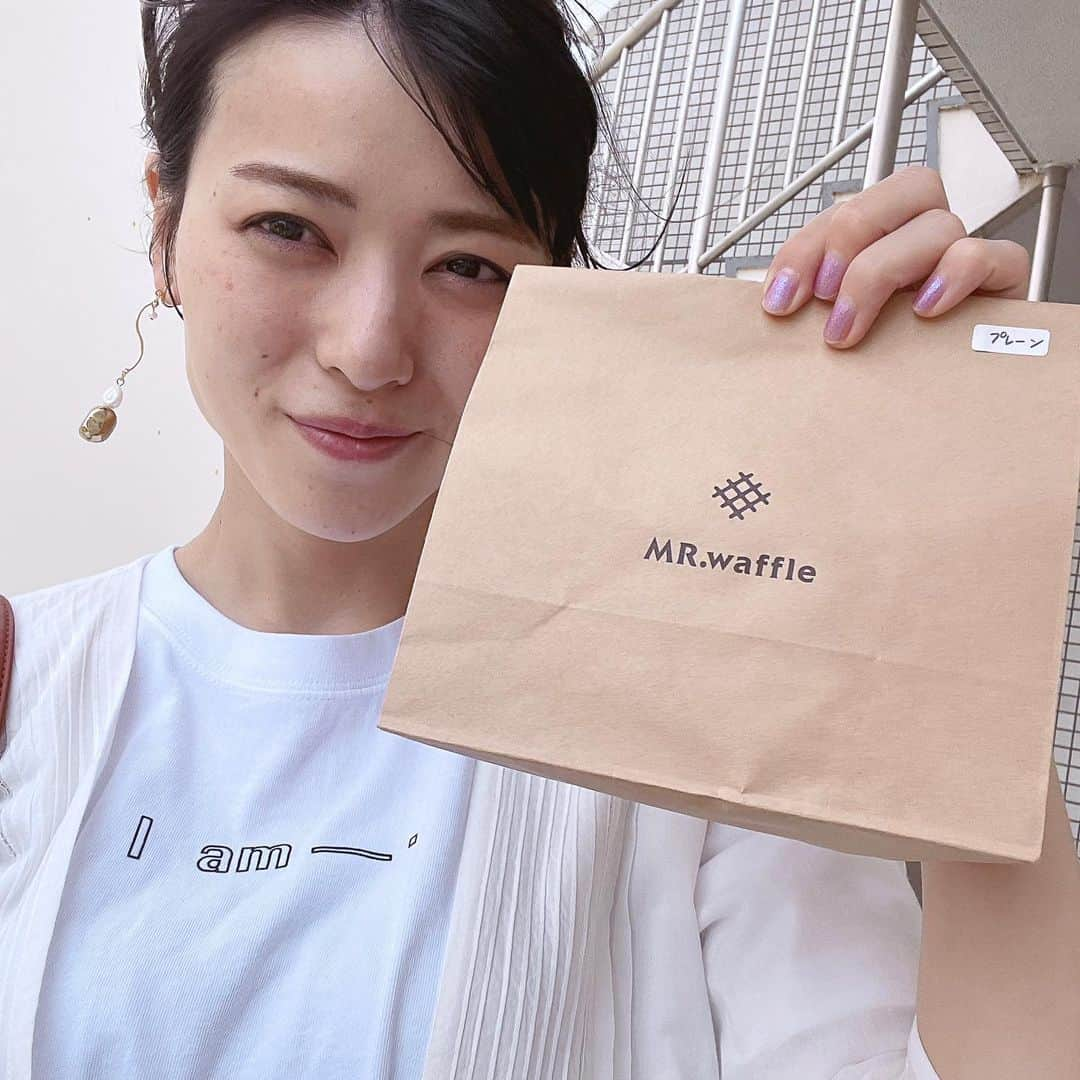 矢島舞美さんのインスタグラム写真 - (矢島舞美Instagram)「. ここ最近は休日の度に親友の家に通い詰め♡ 妊婦さんの親友は、生まれてくる赤ちゃんスペースをつくりたいんだけど、だんだん身体が重たくなって、動くのもすぐ疲れてしまうみたいで、、、 そこでお助けやじマン参上でした🦸‍♀️🔥笑 お家に到着したら、親友がコンビニに出ていて不在中だったので、暇を弄んでいた時の写真！笑 大掃除中もずっとマスクをつけてるので、目元以外はノーメーク。そばかすがこんにちはしてますね(^◇^;) . 断捨離からはじめて、棚やら引き出しやら、収納家具を買いに行って、組み立てまで！『私たち学生時代、技術の授業苦手だったのに、2人だけでよく頑張ってるよね😂』って自分たちを褒めながら、 最後に全て収納してスッキリした部屋は、本当に気持ち良くて2人して達成感が凄かったです！ 『うわー♡なんか家じゃないみたいー！』と喜ぶ親友に私まで嬉しくなりました(^^)大掃除って1人じゃ億劫でしかないのに、親友とだと大掃除すらも楽しくて。笑　無敵‼︎と思いました。笑 我が家を出た兄達の使わなくなった棚やら、収納ケースやらも活用してくれて、家具たちも喜んでいる事でしょう♡ 一緒に陣痛バッグの中身も買いに行って、親友は『これでいつ陣痛がきても大丈夫だ〜(*´-`)気がかりがなくなってホッとしてる〜(*´ω`*)』って言ってました( ´ ▽ ` ) 準備は整ったぞ♡ベビちゃん♪ママと一心同体でいられる残り僅かな時間を楽しんで、元気な姿を見せてね♡^ ^ . あとは頑張るママとベビちゃんを応援するのみ‼︎‼︎♡がんばれー！ママちゃん、ベビちゃん♡✊ . . #矢島舞美」4月25日 10時50分 - maimiyajima_official_uf