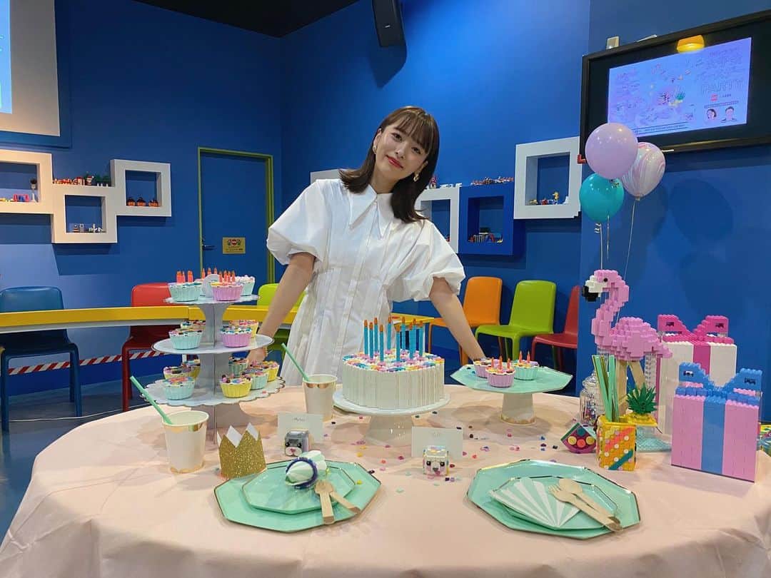 近藤千尋のインスタグラム：「LEGO✖︎VERY オンラインイベント ありがとうございました♥️ レゴランドの空間が 可愛かったな~🌼🌼🌼 @veryweb.jp   全部レゴで作られてて ほんとに感動。。😍  イベントのドレスコードの白 可愛かったなぁ✨  ワンピース @celford_official  アクセサリー @brie_leon @jack_joat  サンダル @dianashoespress」