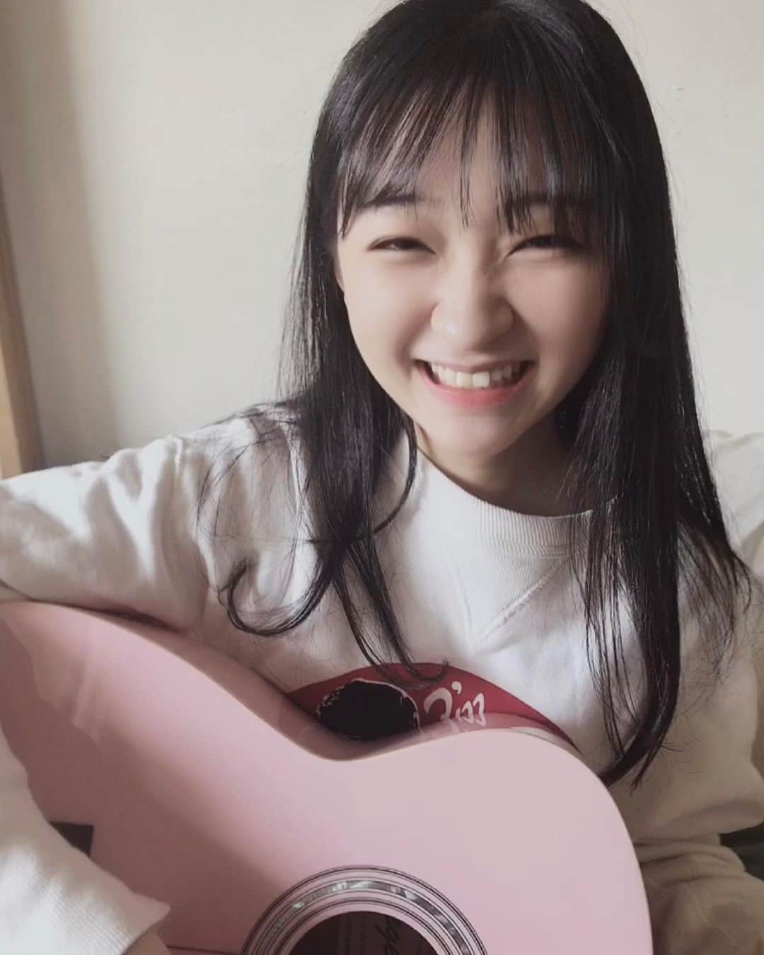 のインスタグラム：「久々のギター動画です！  のんさん主演の映画「私をくいとめて」を観た時に、劇中で流れていた大滝詠一さんの「君は天然色」がずっと気になっていたので、今回はこの曲で🎸 ・ ・ #久々の #ギターレッスン #楽しかったです  #映画 #私をくいとめて #映画 #映画音楽 #大滝詠一 #君は天然色 #ギター弾き語り #ギター女子 #ギター練習 #アコギ #ピンク #ギター #アコギ女子 #17歳 ・ #acoustic #guitar #acousticguitar #lesson #seventeen  #followme #tagsforlikesapp #actress #actor #girl #photography #portraitphotography #daily_phot_jpn #japan_daytime_view」