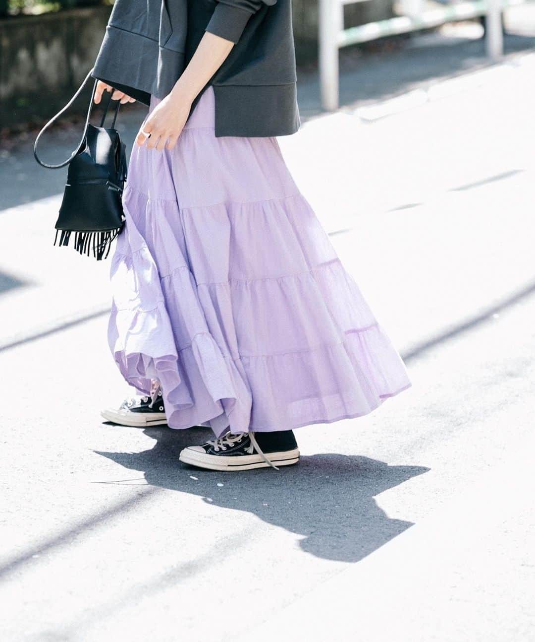高山都さんのインスタグラム写真 - (高山都Instagram)「軽やかにいこう。 ハッピーなマインドを作れる服を作りたい。 今回の @oblekt_jp と企画を進めている中でのテーマでした。 ふわりひらりと。風に乗れるような。 運気自分であげていけるような服にしたい！って。 オーガニックコットンのティアードスカート。風になびかせて、今日も良い日を作れますように。」4月25日 11時53分 - miyare38