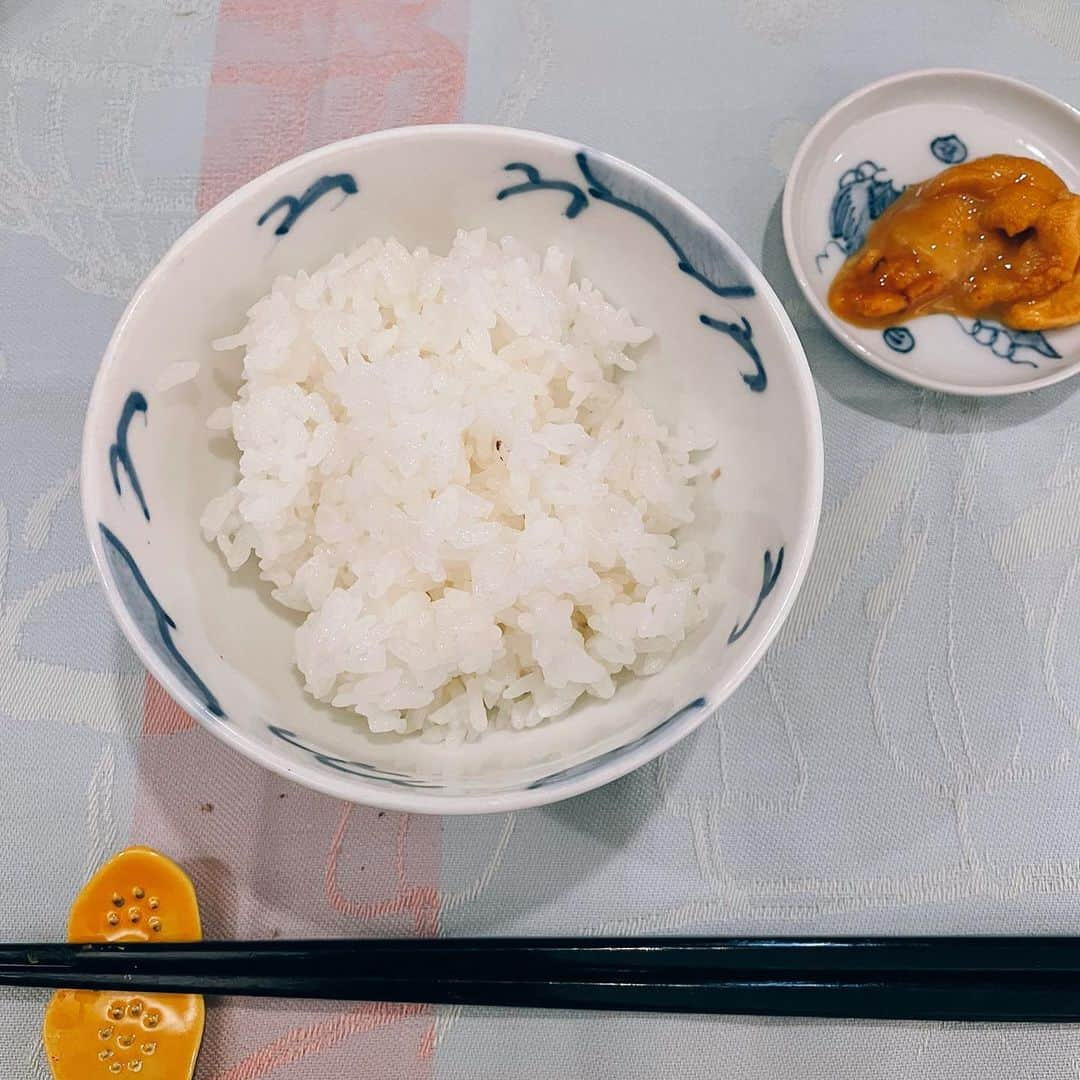 山本浩未さんのインスタグラム写真 - (山本浩未Instagram)「妹分のまみちゃんのお誕生日会🎂🍒🥂  浩未のテッパン3品➕奥出雲のしいたけ でお祝い💛🧡🤎  〆に炊きたてごはんに瓶詰めの生雲丹。なんと海からとってきたのをそのまま瓶に詰めた海水味の雲丹😳 焼き海苔に白飯とのっけて、美味しぃ〜🤩  デザートは典ちゃん作、昭和デコレーションプリン🍮🍒  オメデトウ❤️❤️❤️  #浩未ごはん」4月25日 12時48分 - hiromicoy