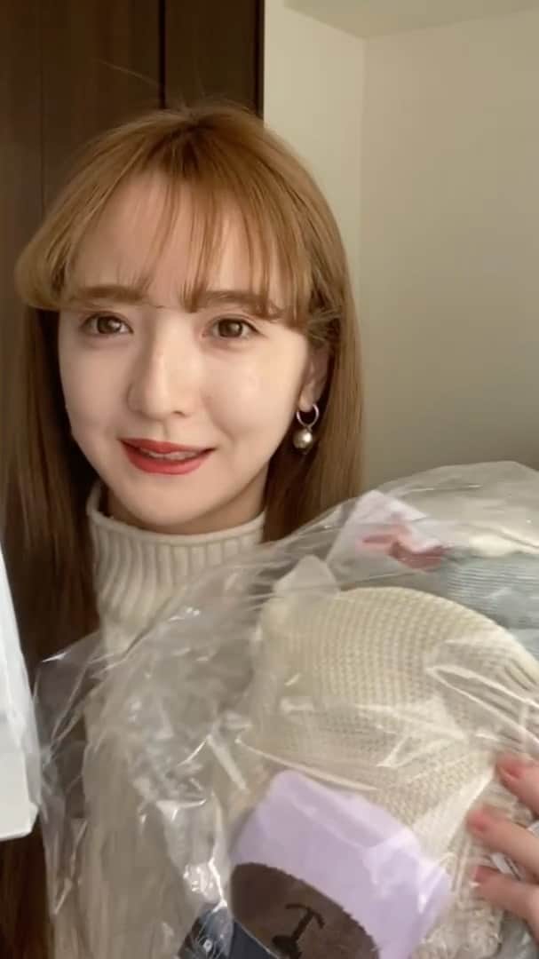 平木愛美のインスタグラム：「①出産準備 ②出産祝い（インスタでも、お友達のお祝いに何がおすすめですか？嬉しいですか？と質問多かったので…💫） ③購入品  そういえばYouTubeアップしてたのです〜💓🐻  ちっちゃくて可愛いベビー服。 はじめての水通しの #世界一幸せな洗濯 とかも、しあわせだったなぁ。👼  #love #babygirl  #ベビー服 #出産準備 #出産祝い」