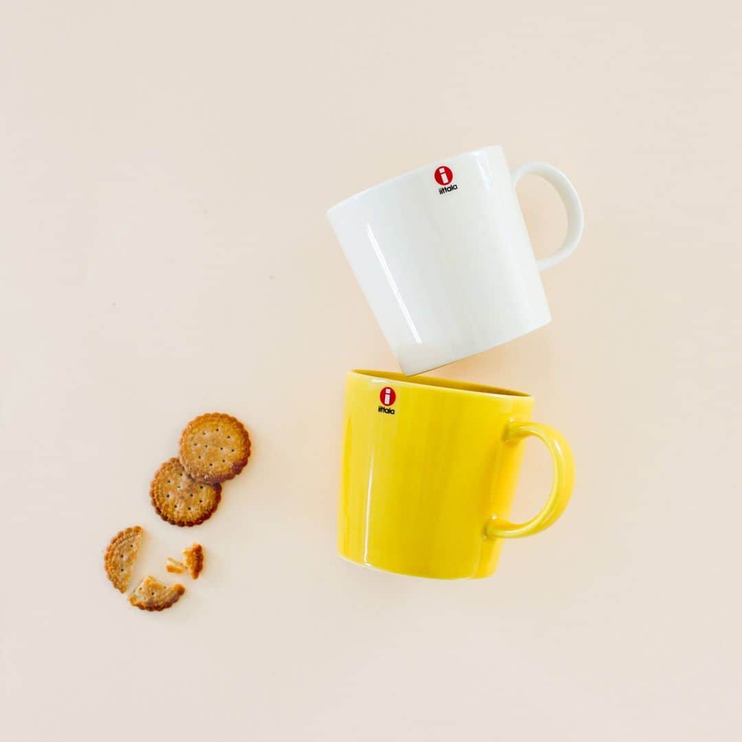 のインスタグラム：「テーブル彩る定番食器を、お母さんへ。手になじむ心地よさ、長く愛せる「Teema」のマグカップ🎁 . - - - - - - - - - - - - 食卓になじみながらも、 少しだけ気分を上げてくれる食器があったなら、 いつものご飯ももっと楽しめそう。  そんな想いから私たちが選んだのが 「iittala（イッタラ）」の ティーマシリーズのマグ。  私たちのオフィスの棚にも 全色分がそろっているくらい、 毎日使いたい素敵なアイテムなんです。  気負わず使えるほどよい厚みと、 電子レンジやオーブンでも使える 実用性もうれしいポイント。  手にした瞬間に喜んでいただけるよう、 限定のギフトボックスも心を込めて作りました。  モチーフは、フィンランドで母の日に 子どもたちから贈られる小さなお花 「valkovuokko（ヴァルコブオッコ）」。   柔らかな手書きタッチの柄は お部屋にもなじみやすいので、 中身を取り出したあとは、 アクセサリーや小物の整理にもお使いいただけますよ。 . . ーーー 掲載のアイテムはこちら▼ ーーー . ☑️ 【母の日限定ギフト】iittala / Teema / ティーマ / マグ . ※ その他、スタイリングに使用したアイテムは、 スタッフの私物になります。 - - - - - - - - - - - - - - - - - -   ・ ▶︎ お買いものはプロフィールのリンクから ご覧くださいね。→@hokuoh_kurashi . #kitchen#kitchenware#food#foodstagram#teema#北欧器#ボウル#ティーマ#母の日#ギフト#キッチン#キッチン雑貨#食器#お皿#台所#ごはん#朝ごはん#ランチ#夜ごはん#料理#シンプル#シンプルライフ#シンプルデザイン#暮らしを楽しむ#日々の暮らし#北欧#暮らし#北欧暮らしの道具店」
