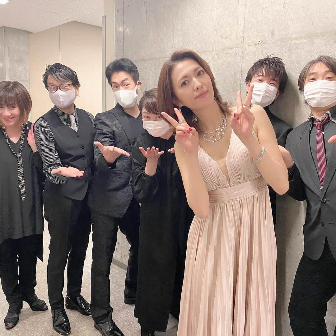 安蘭けいさんのインスタグラム写真 - (安蘭けいInstagram)「一昨日、昨日の2日間、周年記念コンサート無事に終える事ができました🎤 お越しくださった方々、心からありがとうございました💕 どうしてもいらっしゃれなかった方々、残念でしたが、また次回お会いしましょうね💕 とても素敵な空間で温かい空気に包まれ、幸せ気分で歌えました😌🎤 YUKA chan bandの皆さんには素晴らしい演奏で支えて頂き、感謝感激です✨改めてミュージシャンってカッコいいなぁ✨  衣装もジュエリーも、かなり拘りました！ビルボードというで、お客様との距離、後ろのカーテンが開いた時の見え方、そして曲とのイメージ。とても気に入ってます✨  #QAYTEN #リズプレス  今日から緊急事態宣言がまた始まりました。この与えられたお家時間をいかに充実させるか。今まさに思案中🧐 とりあえず、掃除🧹して、Netflix見て、次のミュージカルの曲の勉強して、Netflix見て、天空と遊んで、Netflix見て。いかんいかん笑っ 皆さんにとって有意義な時間となりますように✨✨✨  #billboardlivetokyo  #お世話になりました #またやりたいな🎤 #AVANCE #前進しよ #これからもこんな私をどうぞよろしくお願いします💕 #LOVE」4月25日 13時08分 - toko_aran