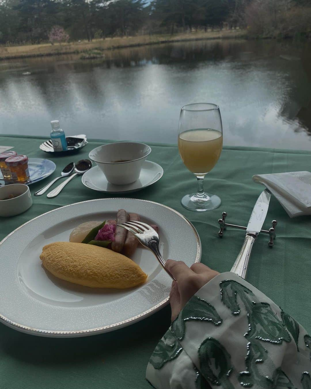 黒石奈央子さんのインスタグラム写真 - (黒石奈央子Instagram)「絶景な場所で至極の朝食。  頑張った自分へのご褒美に。  #朝食#breakfast#ダイニングルームボーセジュール#amexrewards」4月25日 22時55分 - blackstone705