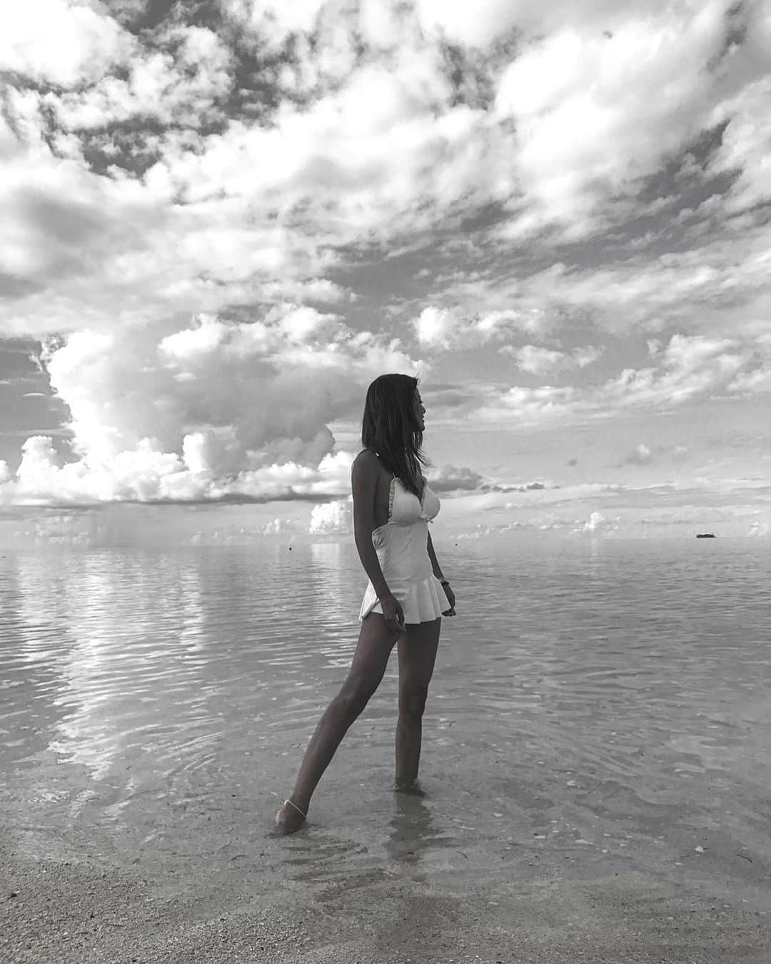 紺谷みえこのインスタグラム：「𓆸𓂃 𓈒𓏸  A true beauty of a woman is not how ageless you look, but how gracefully you are aging.   #swimwear #natural  #model #mystyle #sweet  #style #instalife #healthy #photo #fashion #smile #beautiful #モデル #水着 #海 #沖縄　#健康美  #ファッション #スポーツ #セクシー #귀여운 #모델 #일본 #空 #旅行 #夏 #アウトドア  #ビーチ」
