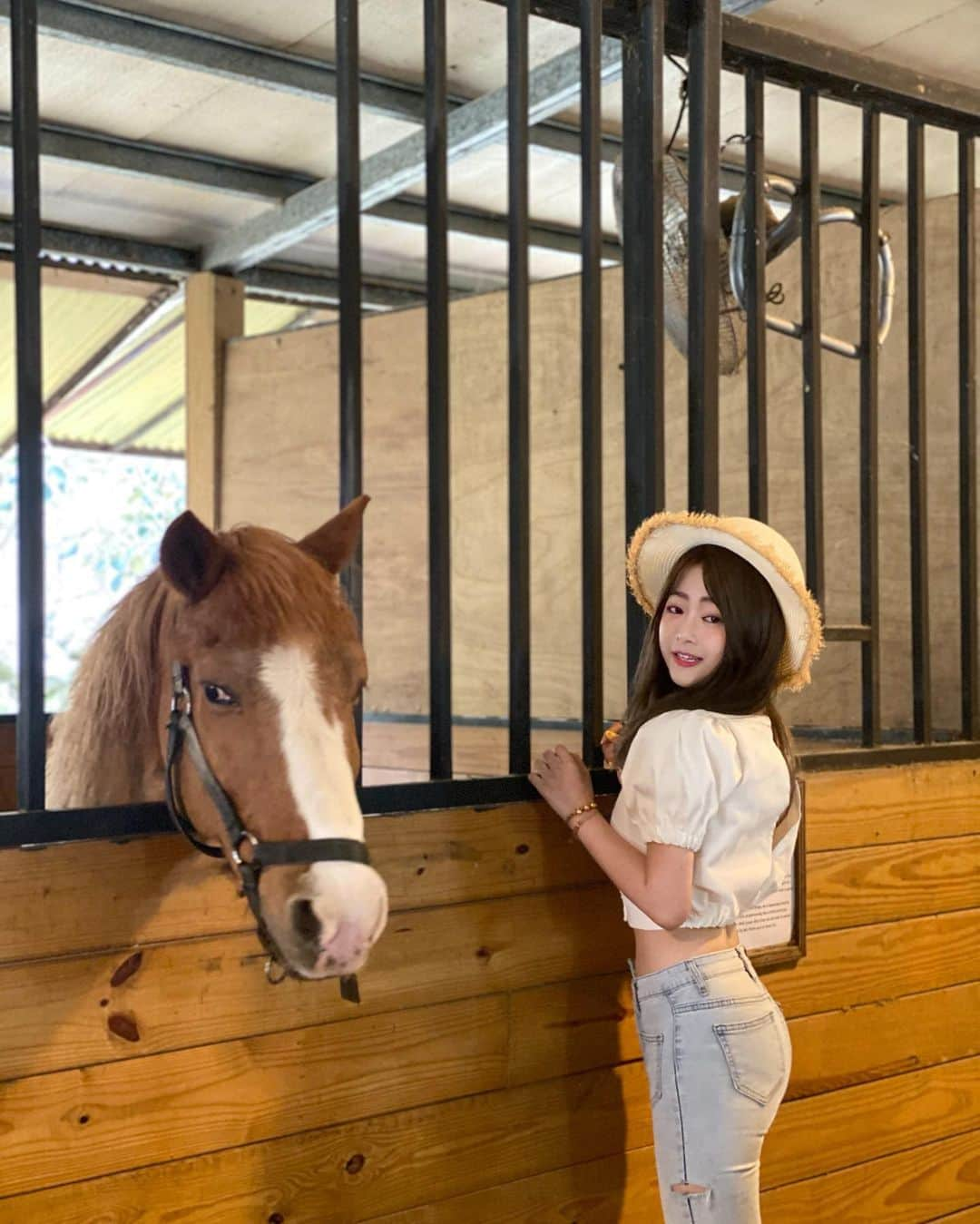 徐薇涵（Wei Han Xu）さんのインスタグラム写真 - (徐薇涵（Wei Han Xu）Instagram)「嗨 🐎兒 你是不是 很不想跟我拍照呀 表情逐漸母湯欸🤣 而且總是在拍照時愛睡覺的我 不小心第三張有跟🐎一樣的表情 🥴 不過🐎幾乎都是圖4的眼神喲🤣」4月25日 23時57分 - pppig