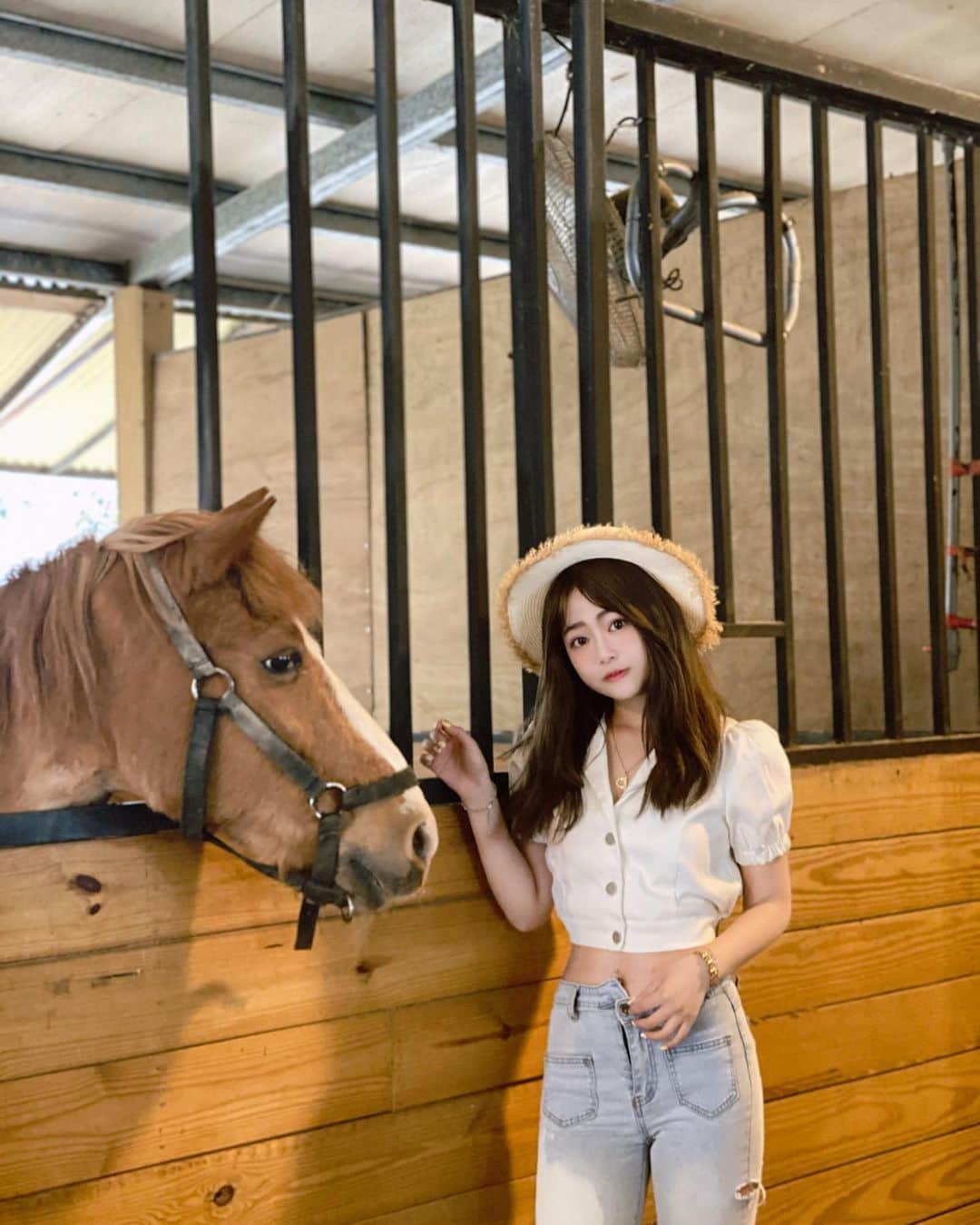 徐薇涵（Wei Han Xu）のインスタグラム：「嗨 🐎兒 你是不是 很不想跟我拍照呀 表情逐漸母湯欸🤣 而且總是在拍照時愛睡覺的我 不小心第三張有跟🐎一樣的表情 🥴 不過🐎幾乎都是圖4的眼神喲🤣」