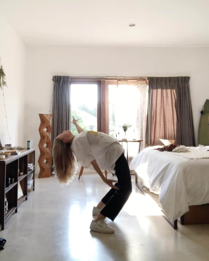 Dara Muscatのインスタグラム：「Floating with music wherever it wants to bring me to ✨🙌🏼✨ move your body this weekend, just jump around with your favorite songs and feel the energy pulsing in your cells 💛🥰✨ #daraisaweirdo」