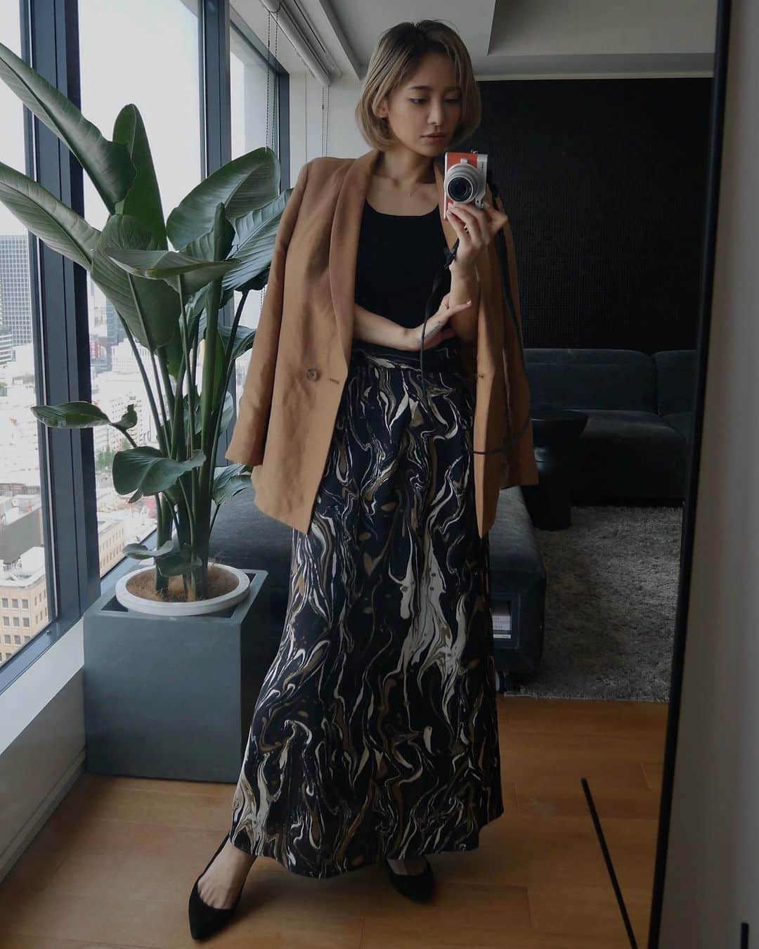 宮本沙恵のインスタグラム：「サテンスカート可愛い🖤🖤 . 鉢とカバーのサイズ合ってないなぁ。笑 #myshawty#code」