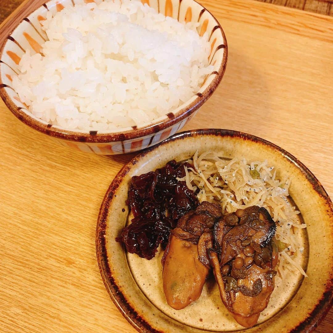 井上貴美さんのインスタグラム写真 - (井上貴美Instagram)「🤤🤤🤤 あの美味しさをもう一度。  @nishitoshi_syoten さんの佃煮。 どれも美味しいのですが、  ◯的矢の牡蠣の釜煮 ◯青柳貝ひも ◯ちりめん山椒  こちらを購入。 とくに牡蠣が佃煮とは思えぬ柔らかさで、うっとりしながら食べてます〜  今年の母の日ギフトも詰め合わせでお願いしました。  ご飯がすすむすすむぞー🍚  #西敏商店  #佃煮  #ごはんのおとも」4月25日 15時21分 - takami__213