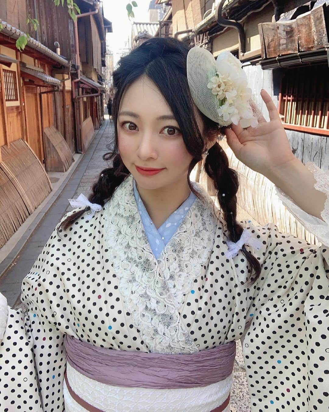 川村まりさんのインスタグラム写真 - (川村まりInstagram)「着物も髪も可愛すぎちゃった💕 今年24歳だけど？！いい？！これいい？！って言いながらテンションブチ上げでした。笑  #京都#着物#着物ヘア #祇園#京都着物レンタル #京都着物#和装#和装ヘアアレンジ #和装ヘア #着物ヘアアレンジ #着物コーディネート#着物女子#レース着物#ドット柄 #ドット着物」4月25日 15時41分 - marimari725