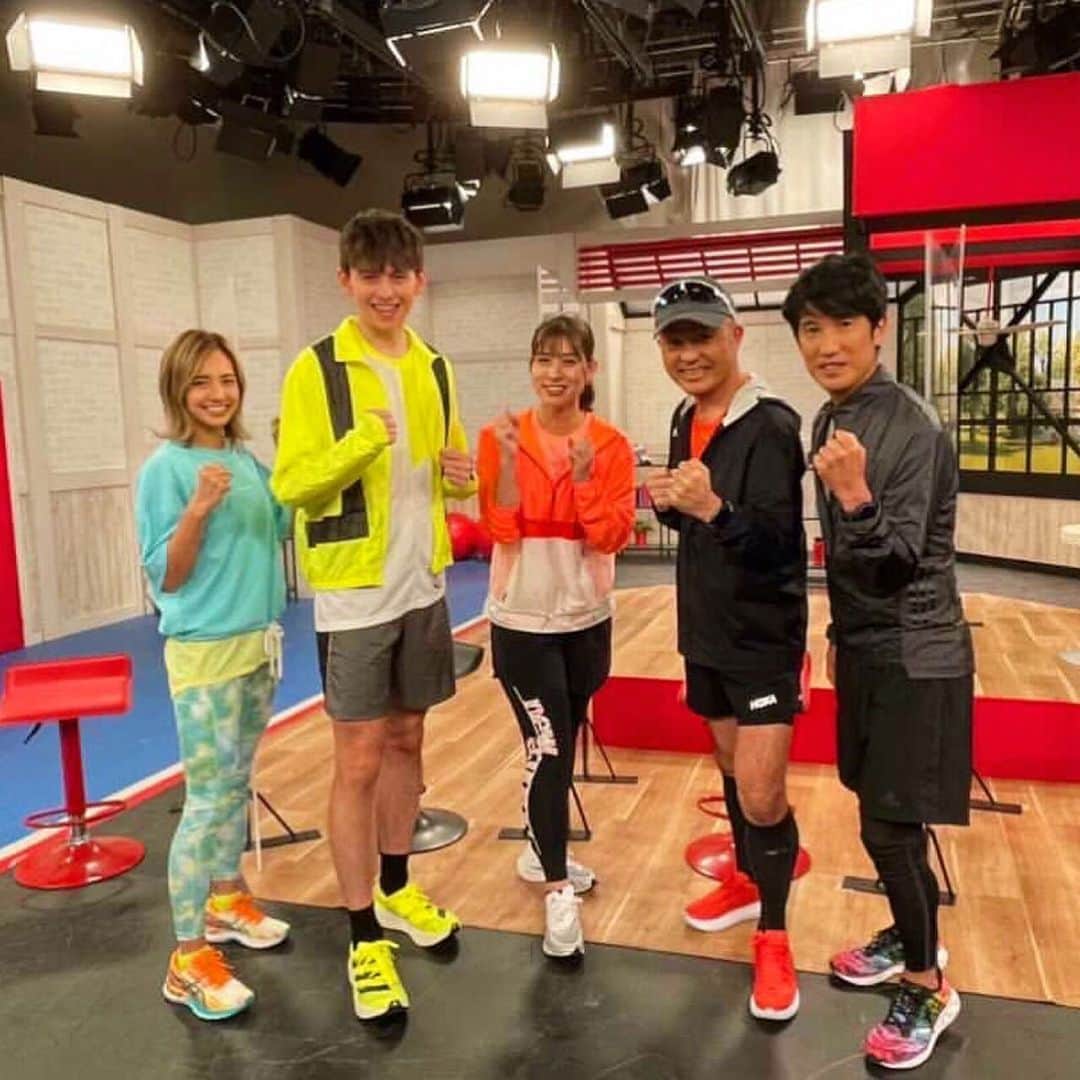 佐野千晃のインスタグラム：「新年度のランスマ倶楽部本日17:00〜放送です！﻿ ﻿ 前期のメンバーに大きなやかましい仲間も加わって「さらに、ガチだぜ！」﻿ ﻿ BS NHK1 ランスマ倶楽部﻿ ﻿ 是非ご視聴ください！！！！！﻿ ﻿ (貰った画像で一番バランスいい写真選んだけど画質荒いよね？笑)﻿  (ちなみに2枚目は2019年3月) ﻿ #run #running #marathon #フルマラソン #マラソン #マラソン女子 #人生自由自在 #走る女子 #ファッション #ウェア #楽しく走る #ランニング #ジョギング #ランスマ #ランスマ倶楽部 #ハリー杉山 #参戦」