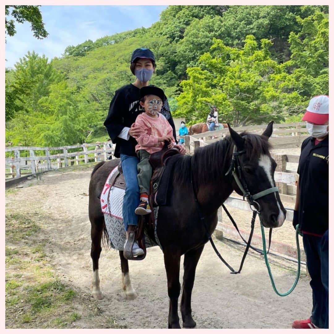 木下あゆ美のインスタグラム：「久々のお馬さん😌　　乗馬またやりたいな〜。　 次男は初の乗馬。どーしよっかな〜。やっぱりやめよっかな〜とか何とかウダウダ言いながら、何とか怖がらずに乗れました😉  娘が満面の笑みでアイスを口に入れてくる〜😂　いつも口に入れられてるからか、お返しをしてくる🥲　今日一の笑顔😅  #スプーンで押し込んでくるよ　#痛いw  #いたずら娘 #親子乗馬　#動物に癒される　#娘もパパと乗れました」
