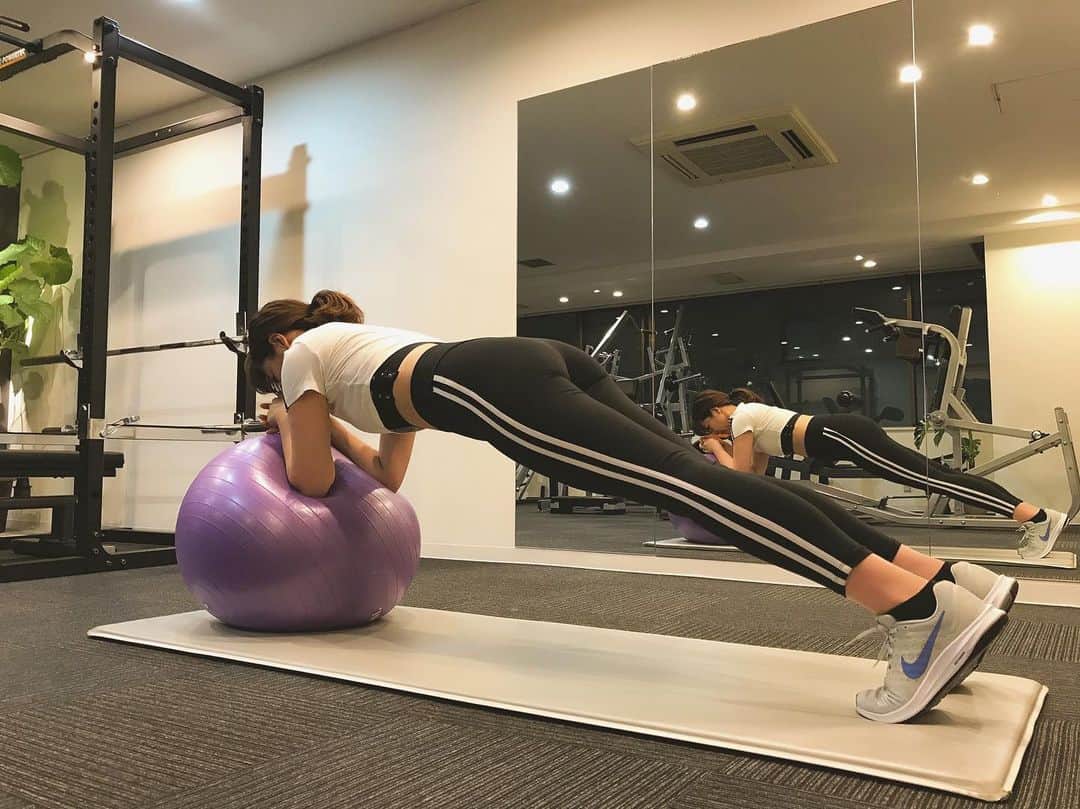 川村茉由さんのインスタグラム写真 - (川村茉由Instagram)「女性に1ヶ月に1度やってくる ホルモンバランスの乱れ😧  体も浮腫みがMAXになるし、 とにかく下半身がズドンと重く。。。  そんな時こそ気持ちいいくらいで 体を動かしたり、伸ばしたりすると 本当に体が楽になる😳✨  とくに尻トレと体幹トレーニングをすると いい汗かく🥺全身運動🏋️‍♀️ お尻ってそれくらい全身を支えている 大きな筋肉なんだな〜と🥸  坪井先生 @tsuboi_revias は 女性の体のこともすごく 理解してくれてるから、 毎度悩みに合わせてメニュー 変えてくれる💫 終わったあとは毎度スッキリ！  時間があるなら毎日 ジム行きたい。。。笑  トレーニングしてるときが 1番何もかも忘れられるし、 ストレス発散になる😍  来週も早くジムDAY こないかな〜😌  #gym #ジム #revias #revias #レヴィアス  #トレーニング #training #筋トレ #ストレッチ #尻トレ #マスターストレッチ #体幹トレーニング #トレーニング女子」4月25日 16時47分 - mayupi_k