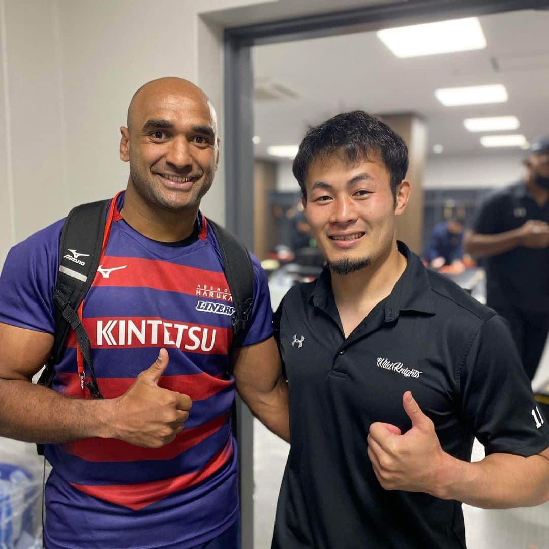 福岡堅樹のインスタグラム：「TLプレーオフトーナメントvs近鉄54-7で勝利！ 前半の近鉄の勢いあるアタックに苦しんだけど、パナらしいDFで凌げたのが大きかった。 自分たちの強みを胸に、次のホームゲームも頑張ります！！ サンウルブズで一緒にプレーしたセミシと📸」