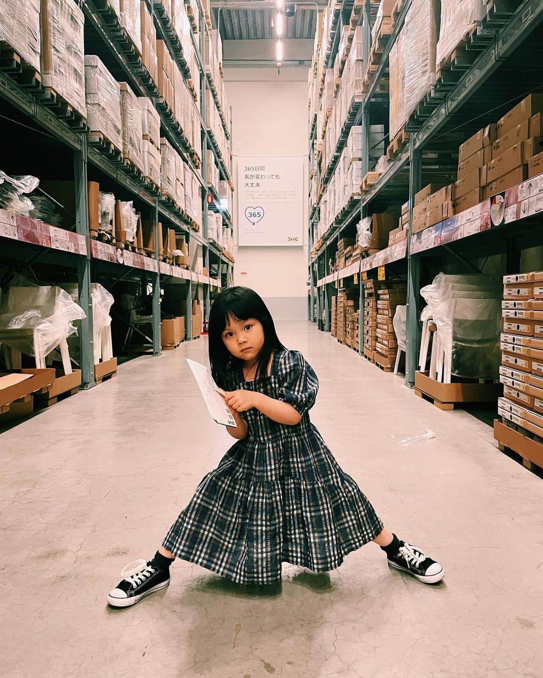 柏木亜季子のインスタグラム：「. 東京は緊急事態宣言中ですが、 我が家はまた🐶の💩を ルンバが吸いまして、 ラグが終わりました。 我が家こそ緊急事態なので ラグ新調しにきました。  それにしても娘のポーズが日々おもろい」