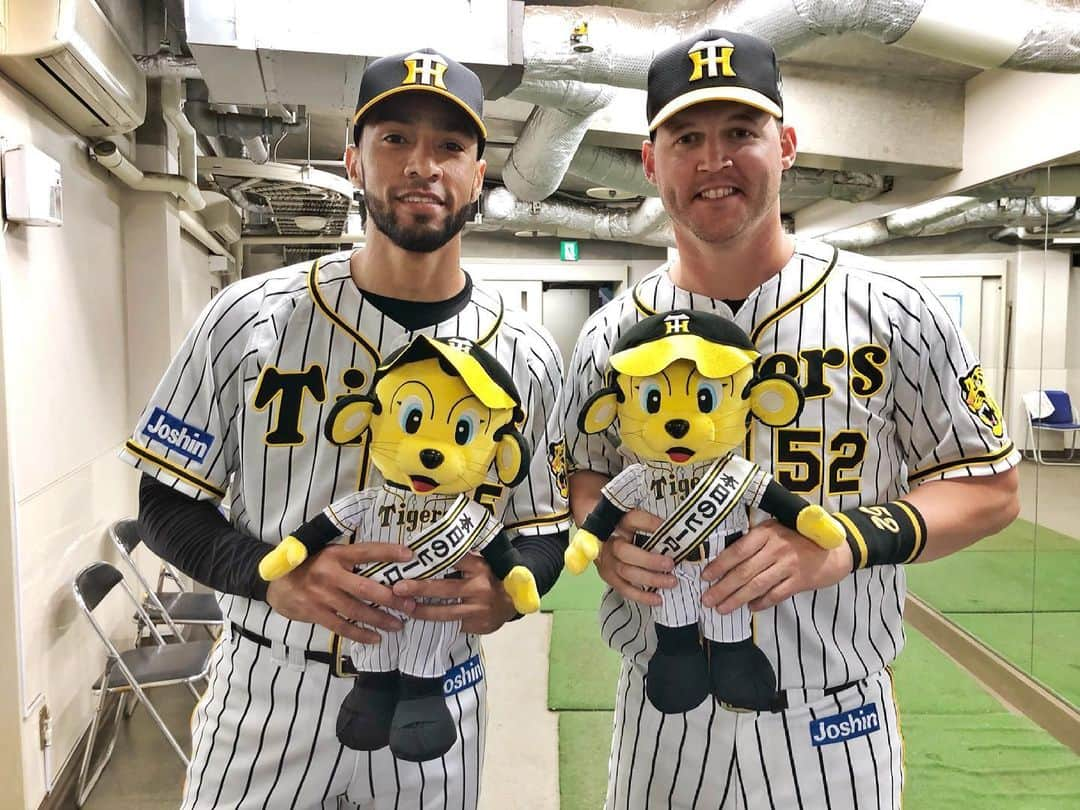 阪神タイガースさんのインスタグラム写真 - (阪神タイガースInstagram)「今日のヒーロー‼︎ 今季第7号がバックスクリーンホームラン‼︎サンズ選手と今日の試合を好投で締め括ってくれたスアレス選手‼︎  #ジェリーサンズ 選手#ナイスバッティング #バックスクリーンホームラン #ロベルトスアレス 選手#ナイスピッチング #ナイスセーブ #今日のヒーロー  #阪神タイガース #挑超頂」4月25日 17時44分 - hanshintigers_official