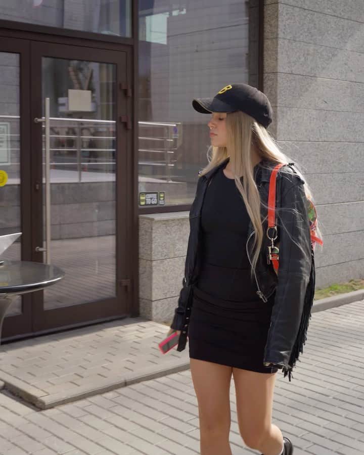MaryanaRoのインスタグラム：「Вы что-нибудь слышали об экопродюсерах? 🎥  Это люди, которые придумывают и создают образовательный, просветительский и другой интересный контент в сфере экологии и охраны окружающей среды.  Они знают всё или почти всё о нашей природе и принципах устойчивого развития и умеют упаковывать свои знания в интересные форматы. Эксперты называют эту специальность профессией будущего. Она даёт реальные перспективы и возможность выбора места работы. Устойчивое развитие сейчас поддерживают все крупные компании и, заняв эту нишу, ты окажешься супервостребованным в дальнейшем.  Таких профессий множество. Большую часть объединяют знания и навыки, которые в целом можно назвать «экологическим мышлением»🌎  Как этому научиться и почему именно экология? Участвуйте вместе со мной в экоквесте «Вода.Онлайн» от @rosvodresursy и всё узнаете😉  Ребята приглашают студентов российских вузов в возрасте от 15 до 30 лет. На выходе вы получите не только массу полезных знаний, но и возможность выиграть крутые призы: Xbox, AirPods, квадрокоптеры DJI, Яндекс.Станции, фитнес-браслеты Xiaomi, специальные подарки от @mylitres и @geekbrains.ru🎁  Регистрируйтесь на сайте водныйквест.рф до 30 мая и вперёд к новым горизонтам!」
