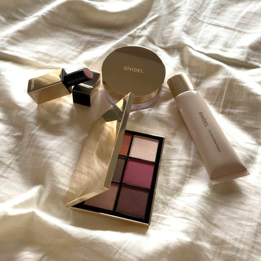 MERYさんのインスタグラム写真 - (MERYInstagram)「.⁣ 『SNIDEL』からデューしたコスメラインはもうチェック済み？💄⁣ .⁣ 人気ファッションブランド『SNIDEL（スナイデル）』からコスメライン『SNIDEL BEAUTY（スナイデルビューティ）@snidelbeauty』がデビューし話題になりましたよね。⁣ ""クリーンビューティ""をキーワードにしており、こだわりの天然由来成分を使用しているのが特徴です。⁣ ポイントメイクアップ、ベースメイクアップ、メイクツール、スキンケアアイテムの4カテゴリーをメインに展開していくそう💗⁣ ルミネ新宿 LUMINE2を皮切りに、全国に「スナイデル ビューティ」店舗がオープンしています。⁣ ⁣ .⁣ MERYでは他にも「かわいい」に近づくさまざまな情報を発信しています。⁣ @mery.beauty コスメ・美容に特化した情報をお届け♡⁣ @mery_spot 話題のカフェやお出かけスポットをご紹介！⁣ @_meryshop_ MERYセレクトの可愛いアイテムがたくさん⁣⁣ こちらもぜひチェックしてみてください！⁣ .⁣ .⁣ photo by @chiiixx0507 @_r__i___k @rika.xx⁣ .⁣ #MERY #regram #cosmetics #makeup #snidel #snidelbeauty #usagionline #화장품 #메이크업 #뷰티스타그램 #メイク #美容 #コスメマニア #コスメ購入品 #コスメ好きさんと繋がりたい #おすすめコスメ #コスメ垢 #女子力向上委員会 #スナイデル #スナイデルビューティ #新作 #新作コスメ #ウサギオンライン #スナイデルコスメ #春コスメ #お洒落 #お洒落さんと繋がりたい #MERY女子 #メリー」4月25日 18時00分 - mery.jp