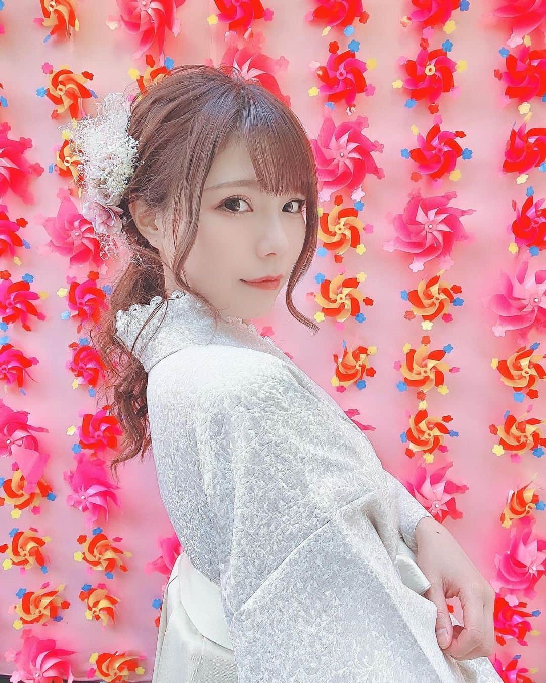 のインスタグラム：「. 白い袴がとっても可愛かった🤍 @kesatokyo_official  . . #袴#袴レンタル#着物#アンティーク着物  #浅草」