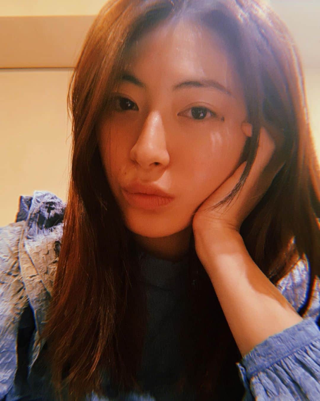 瀧本美織のインスタグラム：「文章を書く。 というお仕事もまた、とても好きです。   #だがしかし  #迫る〆切」