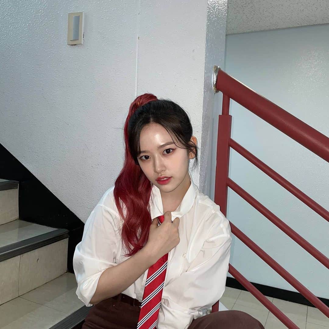 IZ*ONEのインスタグラム：「난 사실 버럭이인척하는 기쁨이🤫  実はAngerのふりをしているJoy🤫  #유진 #ユジン #IZONE #아이즈원 #アイズワン」