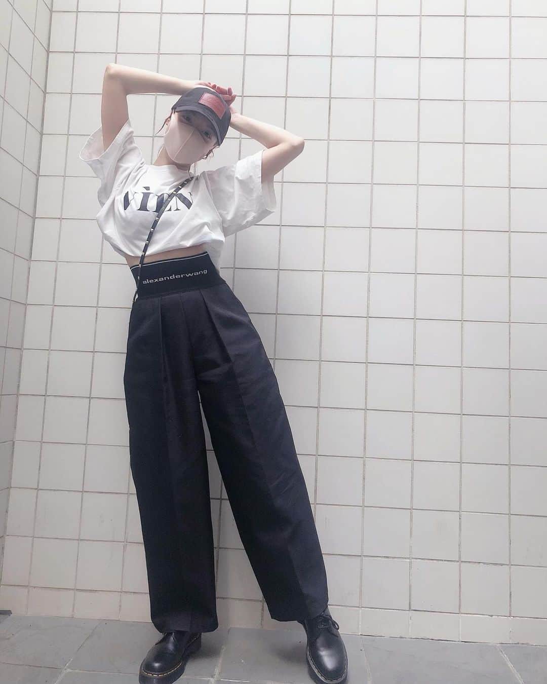 和田まあやのインスタグラム：「🤫🤫 私服も載せていこうかなと思って早速🤳 らく〜な今日の私服🏃‍♀️  わかる人にはわかるよね？(๑>◡<๑) ハイウエストショート丈Tシャツ このスタイルは新○眞衣ちゃんスタイル😏  （どすっぴんですみません😭絶対アップにはしないで〜😹）」
