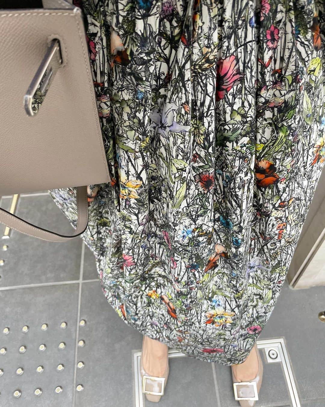 髙田麻紀子さんのインスタグラム写真 - (髙田麻紀子Instagram)「❤︎ . 🌼🌷🌿 . シャツ#drawer  スカート#dior バッグ#HERMES シューズ#rogervivier  . #instagram #instapic #instalike #fashion #ootd #outfit #cordinate」4月26日 0時16分 - makikotakada