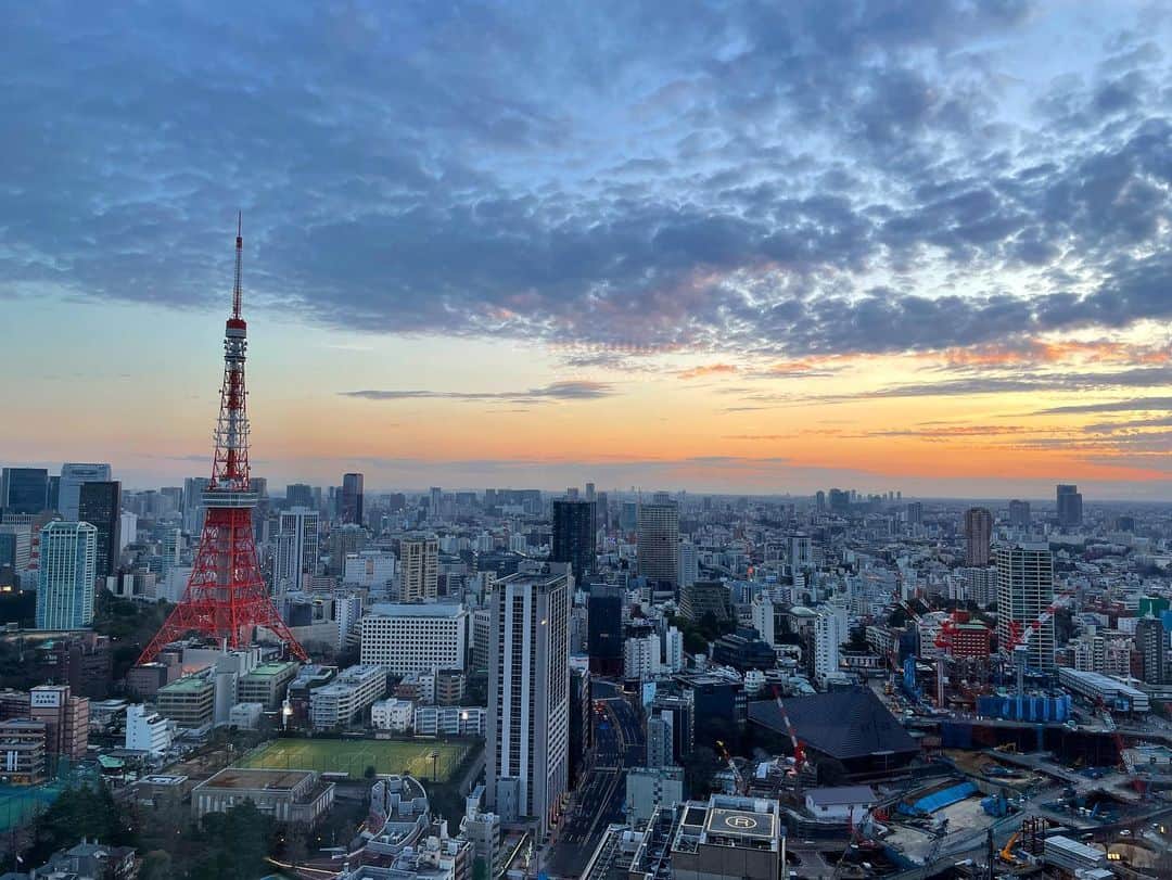 絵美里さんのインスタグラム写真 - (絵美里Instagram)「少し曇ってたけど夕焼け綺麗だったな🌤 . . . . . #tokyo」4月25日 18時49分 - emiri616