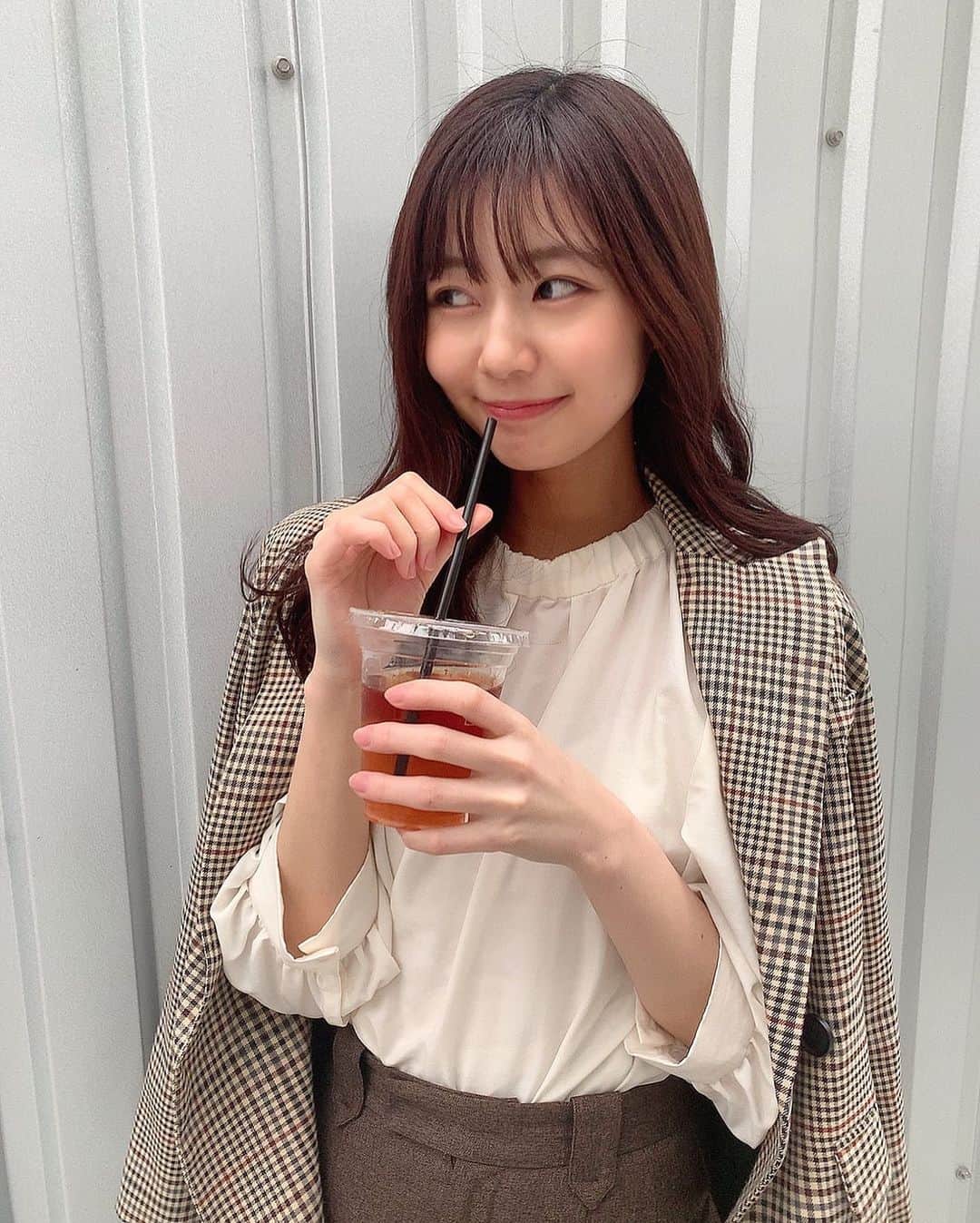杉浦みずきのインスタグラム：「. ほぼ不二家のペコちゃんとおんなじ顔なった 実は子供の頃から似てるという自覚あり笑 ・ ・ #私服　#春服　#ジャケット　#ジャケットコーデ　#春服コーデ #パンツスタイル　　#ブラウス　#白ブラウス　#ミヤシタパーク #宮下パーク #宮下公園 #miyashitapark #渋谷　#渋谷カフェ　#東京カフェ ・ 今日から緊急事態宣言、、 一緒に乗り越えましょう😞 インスタライブやります！」