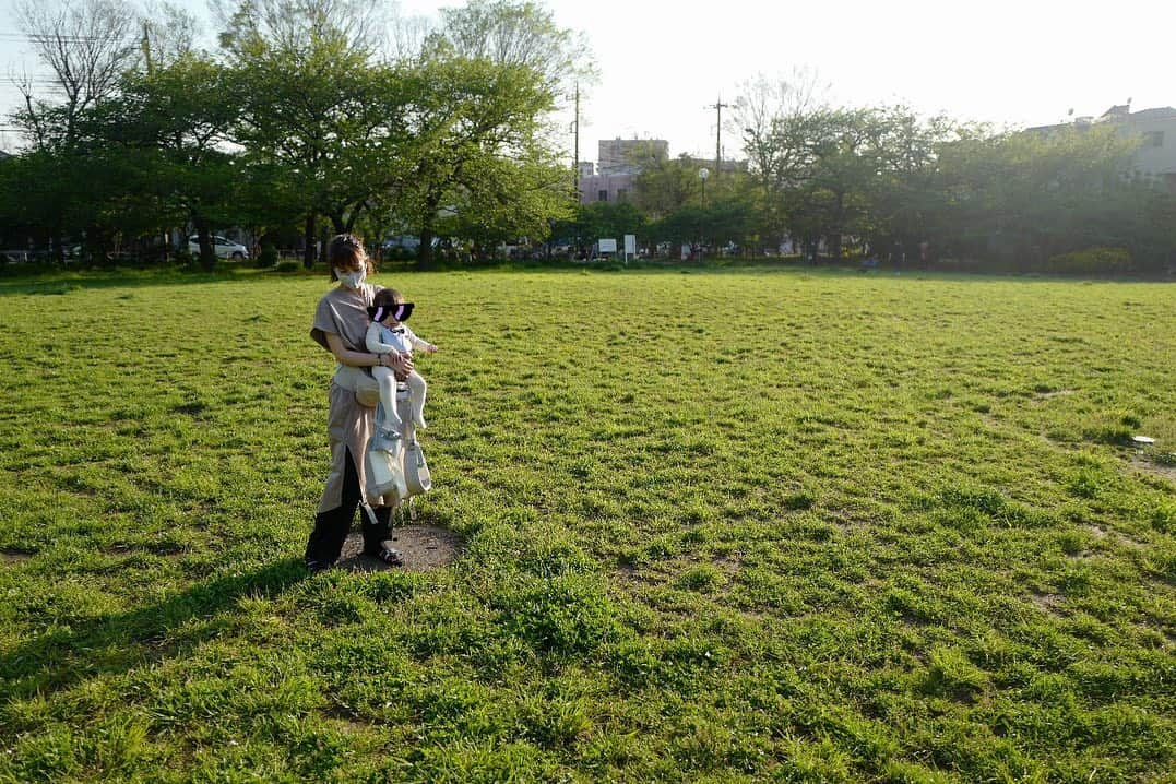 安田美沙子さんのインスタグラム写真 - (安田美沙子Instagram)「いつかの知らない街の公園✨素敵な場所を見付けて嬉しかった。 広ーい芝生があって、走り回って遊んだ🌈 汚れてもいいから、ハイハイも沢山してもらいました！ ずべーって転んで、ママー😭と泣きつく兄。可愛い🤍 . . . モカのロングワンピは、 @drwcys_official  さんとのコラボ❤️色違いを日替わりで着ています😊  抱っこ紐もコラボ❤️hugraku @cocopoupon_official  のベージュ✨ 乗せて抱っこするのが、楽すぎる😭✨ 助けられてます✨  #familyday #park #抱っこ紐 #hugraku #drwcys  #onepeace  #boys #brothers #1歳　#3歳　#mama」4月25日 19時08分 - yasuda_misako