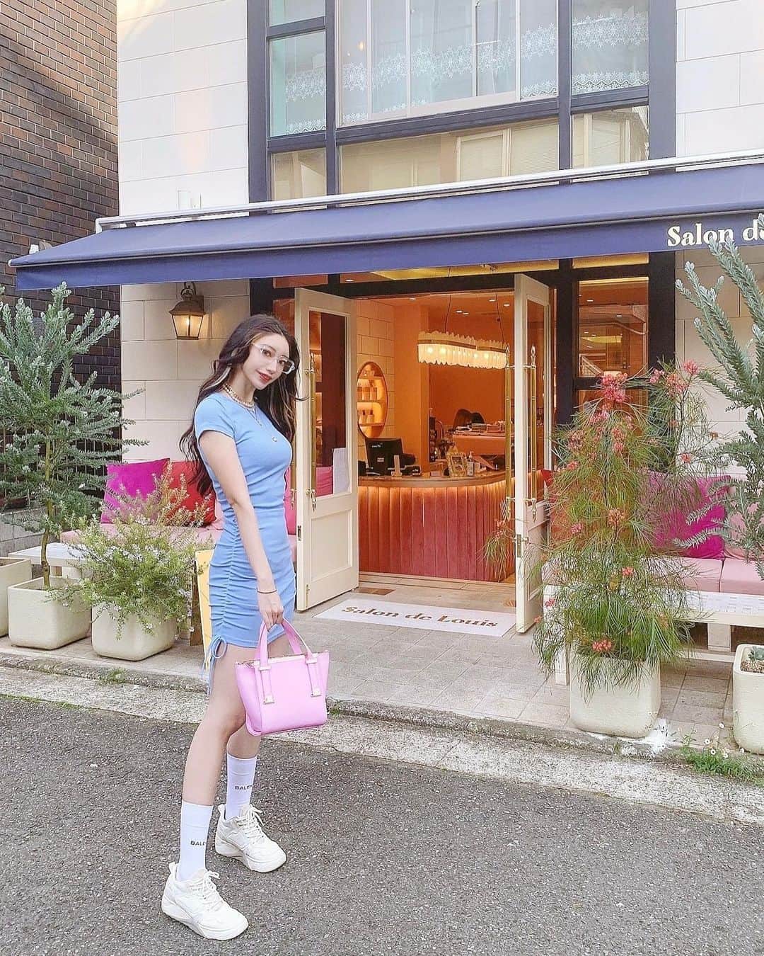 のインスタグラム：「. POP女神🍒  最近ヒール履く気が起きない👟 . . #ootd #blue #tightdresses」
