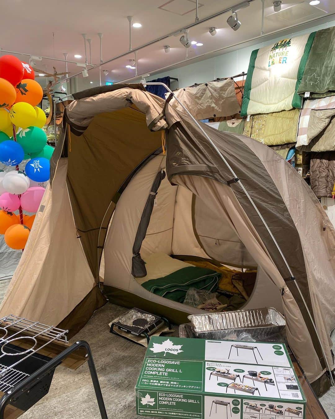 水元秀二郎さんのインスタグラム写真 - (水元秀二郎Instagram)「写真じゃ伝わらないんですが、キャンプ場を作ろうと、テント３つ買うの巻。 #ロゴショップ#テント#アウトドア」4月25日 19時21分 - gangsta.hidejiro