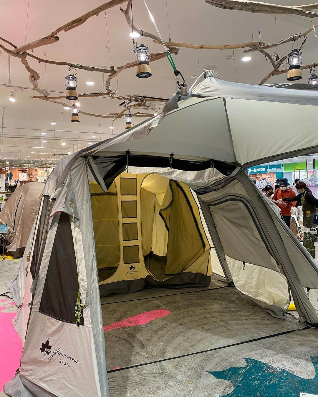 水元秀二郎のインスタグラム：「写真じゃ伝わらないんですが、キャンプ場を作ろうと、テント３つ買うの巻。 #ロゴショップ#テント#アウトドア」