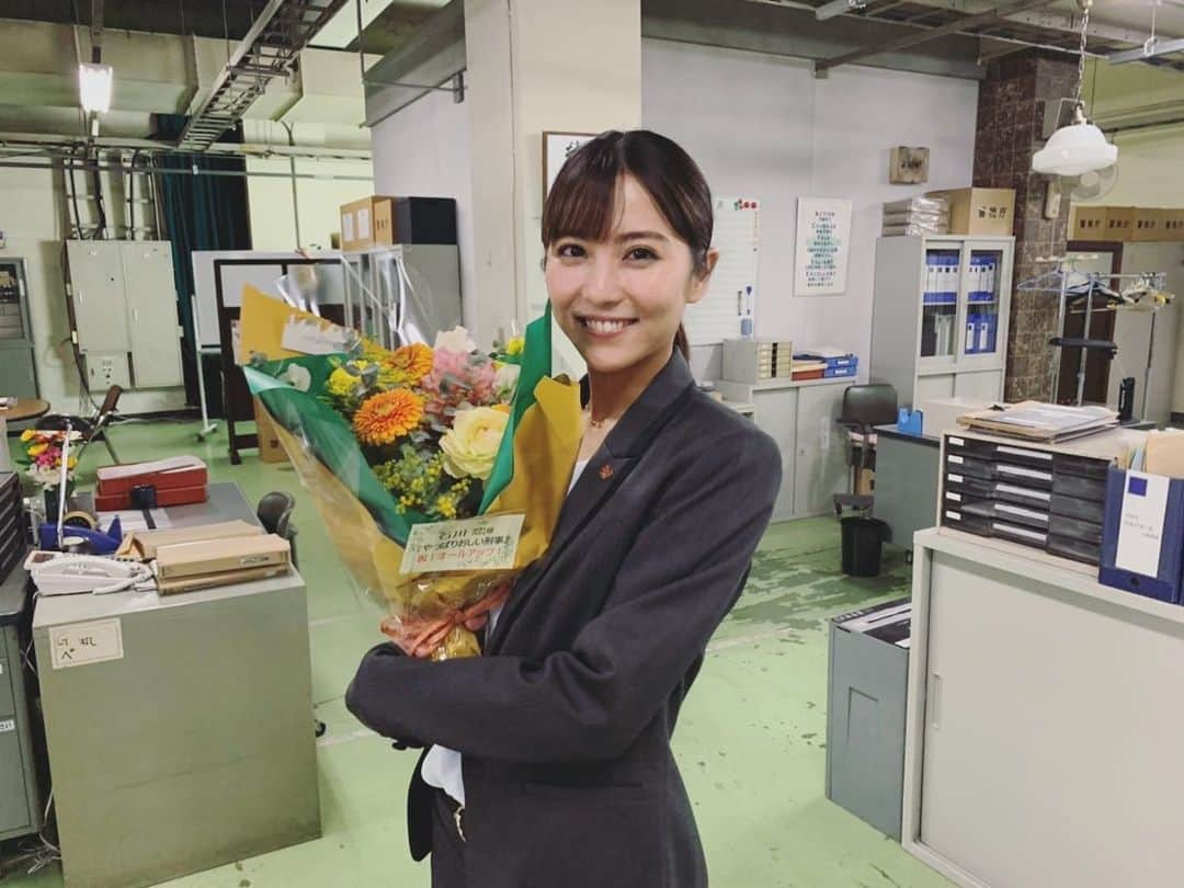 石川恋さんのインスタグラム写真 - (石川恋Instagram)「本日この後22:00〜 NHK BSプレミアム「#やっぱりおしい刑事」 タイトルも#最後の事件 ということで、 あっという間に最終回となります、、！  今日はUPしていなかったオフショットたちを🌈 前作に続き、灰田絵奈という愛おしい役にまた会えて 押井さんを始め、愛おしいスタッフ・キャストの皆さんと こうしてまた作品を作り上げることができたこと、 本当に本当に幸せに思います！ いつまでもおしい刑事は私にとって大切な作品です。  またみんなに、灰田ちゃんに会いたいなぁ。 会えるかなぁ、会えますように！ 最後まで、どうぞよろしくお願いします🔥🔥 #灰田絵奈」4月25日 19時24分 - ren_ishikawa