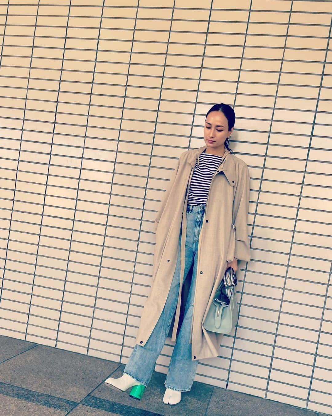 佐田真由美さんのインスタグラム写真 - (佐田真由美Instagram)「今日の私服 昨日の私服 1枚目 トレンチ的なコート @hyke_official  中のしましま 古着 デニム @hm くつ @maisonmargiela  バッグ @loropianaofficial  #LoroPianaSesiaBag  #SomewhereInLoroPiana  #ロロピアーナ  バッグは、本当に使いやすく上質で、この色は何気にどんな服にもコーディネートできる優れもので、我が家に来てくれてありがとう！と思っております💙 そのうち娘に行くでしょう。。。  2枚目 軍ものカシュクールブラウス 古着 デニム @motherdenim  くつ @hm バッグ @loropianaofficial #さだまゆコーデ」4月25日 19時25分 - sadamayumi