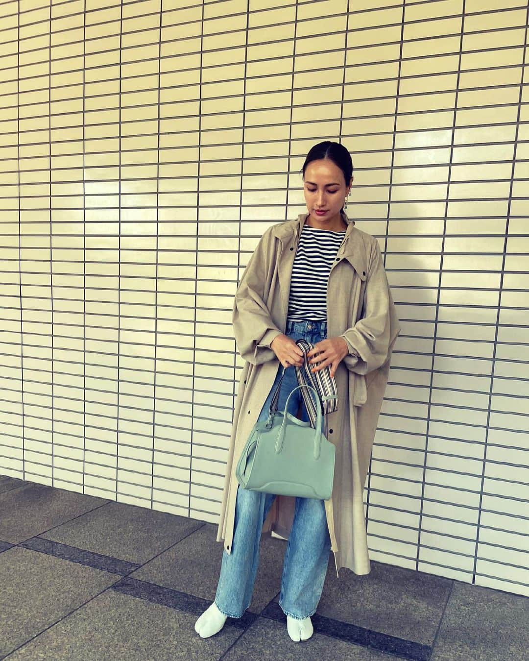 佐田真由美さんのインスタグラム写真 - (佐田真由美Instagram)「今日の私服 昨日の私服 1枚目 トレンチ的なコート @hyke_official  中のしましま 古着 デニム @hm くつ @maisonmargiela  バッグ @loropianaofficial  #LoroPianaSesiaBag  #SomewhereInLoroPiana  #ロロピアーナ  バッグは、本当に使いやすく上質で、この色は何気にどんな服にもコーディネートできる優れもので、我が家に来てくれてありがとう！と思っております💙 そのうち娘に行くでしょう。。。  2枚目 軍ものカシュクールブラウス 古着 デニム @motherdenim  くつ @hm バッグ @loropianaofficial #さだまゆコーデ」4月25日 19時25分 - sadamayumi