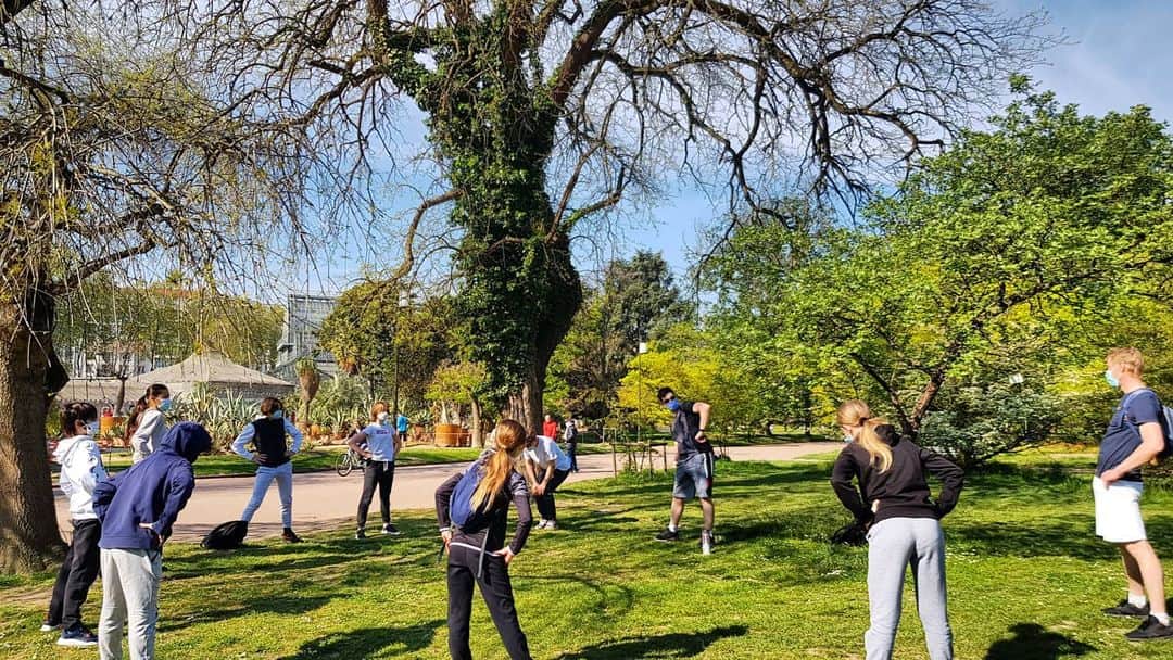 平井絵巳のインスタグラム：「work out at the beautiful park🤸‍♀️🚴‍♂️🏃💨  週末リヨンで最も大きくて綺麗な公園でランニング！ フランスでは若い選手はまだリンクで練習できていない状況、、 早く滑れるようになりたいね⛸️💕  #running#spring#parctetedor#beautifulsight#」