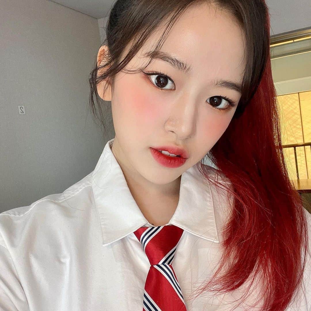 のインスタグラム：「[#OMYIZ] 역시 곤란한가요... 인간 세계(Feat. #인기가요)에 댕댕천사를 내려보낸다는 건...?🐶👼 반짝이는 머릿결이 루비같이 빛나면 All eyes on Yujin❤ 유진이가 버럭이라면 나는 24시간 화만 낼 수 있어 (ง🔥Д🔥)ง But... 울댕댕은 火아니고 花🌸  #IZONE #아이즈원 #アイズワン」